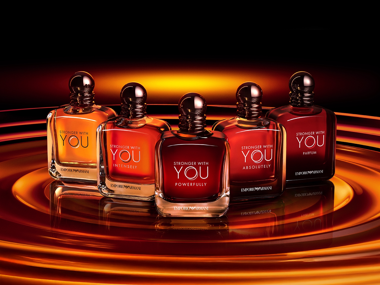 Kolekcja pięciu flakonów perfum Emporio Armani „Stronger With You” w odcieniach bursztynu i czerwieni, każdy z nazwą zapachu: Intensly, Absolutely, Powerfully i Parfum.