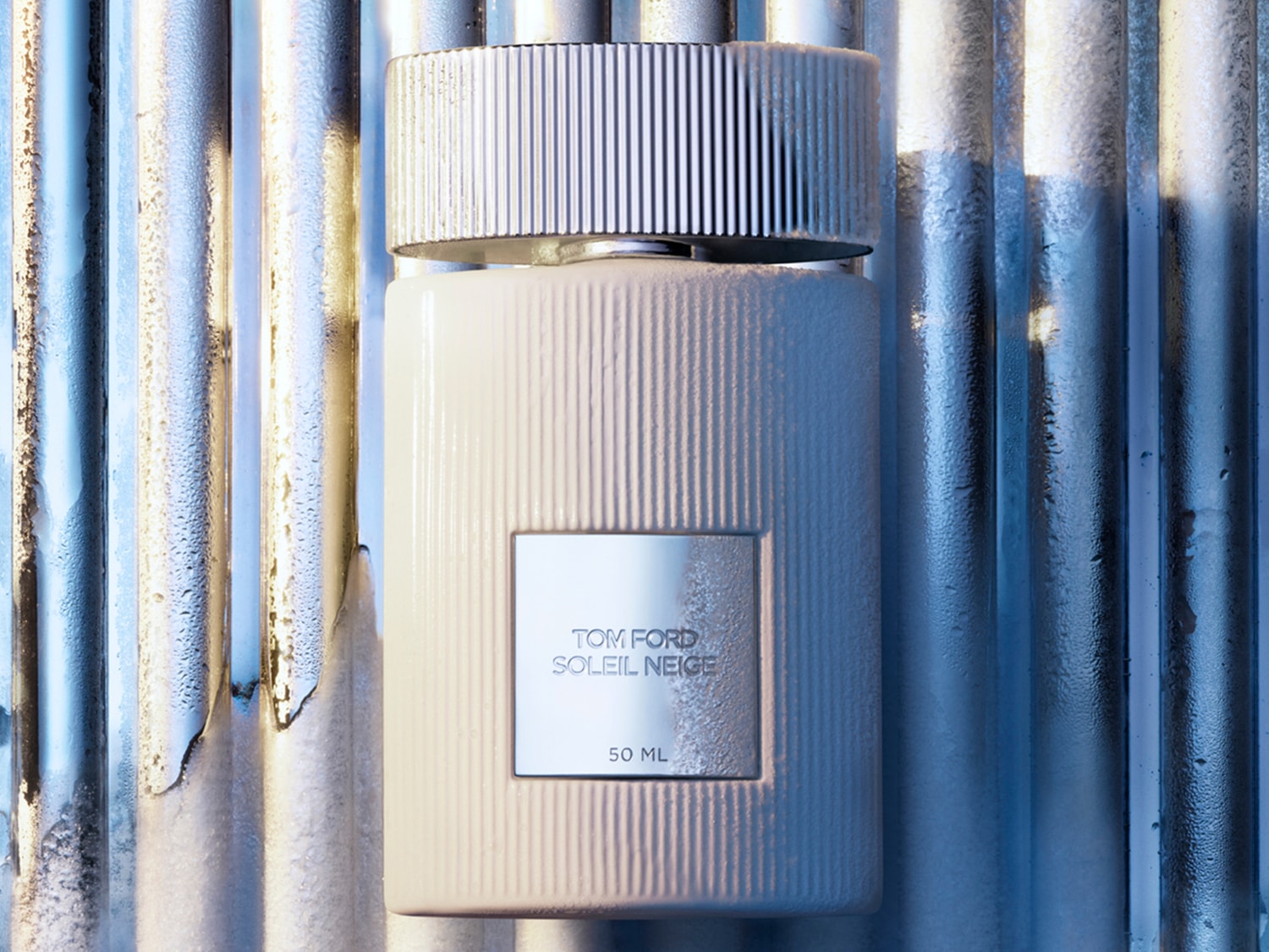 Ecco il profumo Tom Ford Soleil Neige, racchiuso in un flacone bianco opaco da 50 ml con tappo argentato, che evoca l'eleganza di una giornata invernale.