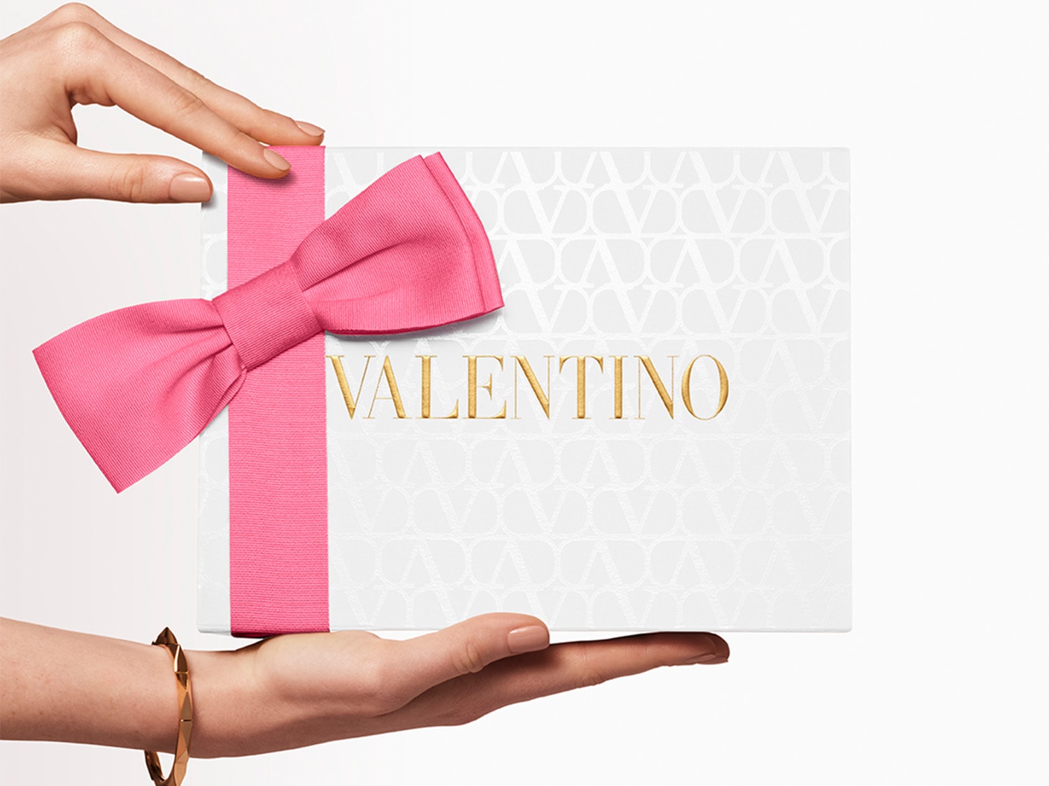 Elegancko zapakowany prezent Valentino w białym pudełku z różową wstążką i kokardą, idealny na wyjątkowy upominek.