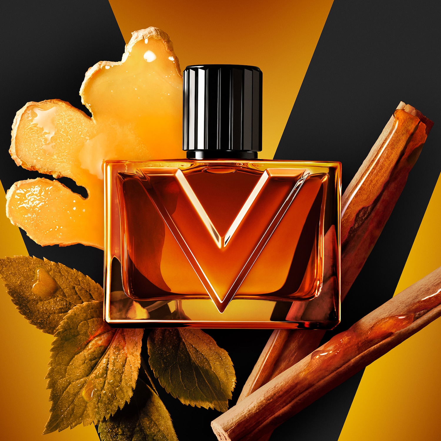 Perfumy w prostokątnej butelce z bursztynowym płynem i czarną zakrętką, otoczone imbirem, liśćmi i laskami cynamonu, na tle czarno-żółtych pasów.