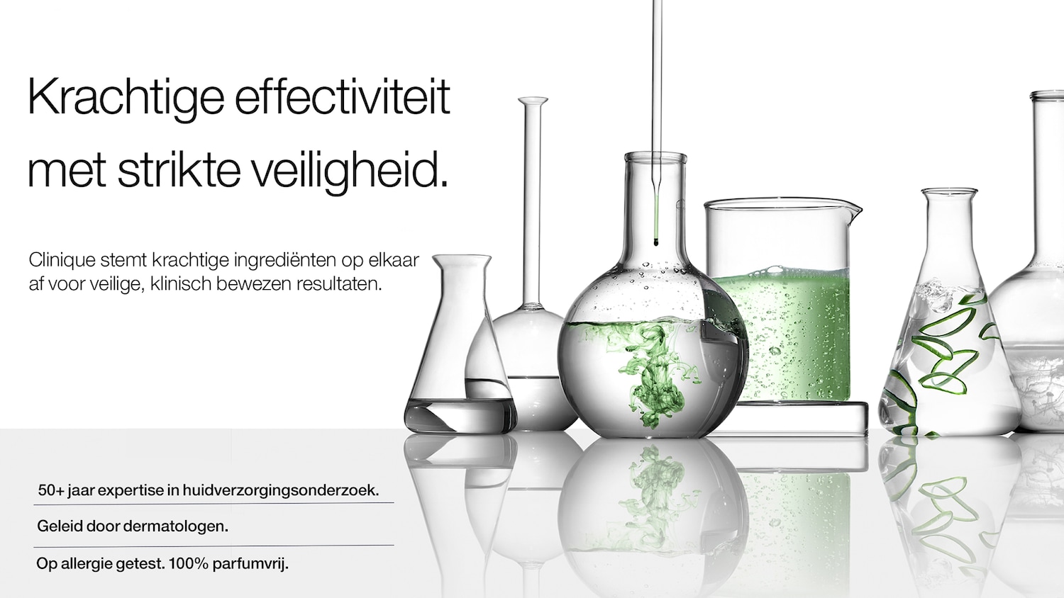 Laboratoriumopstelling met glazen flessen en kolven gevuld met heldere vloeistoffen en groene plantextracten, wat de wetenschappelijke benadering van Clinique benadrukt voor krachtige en veilige huidverzorging.