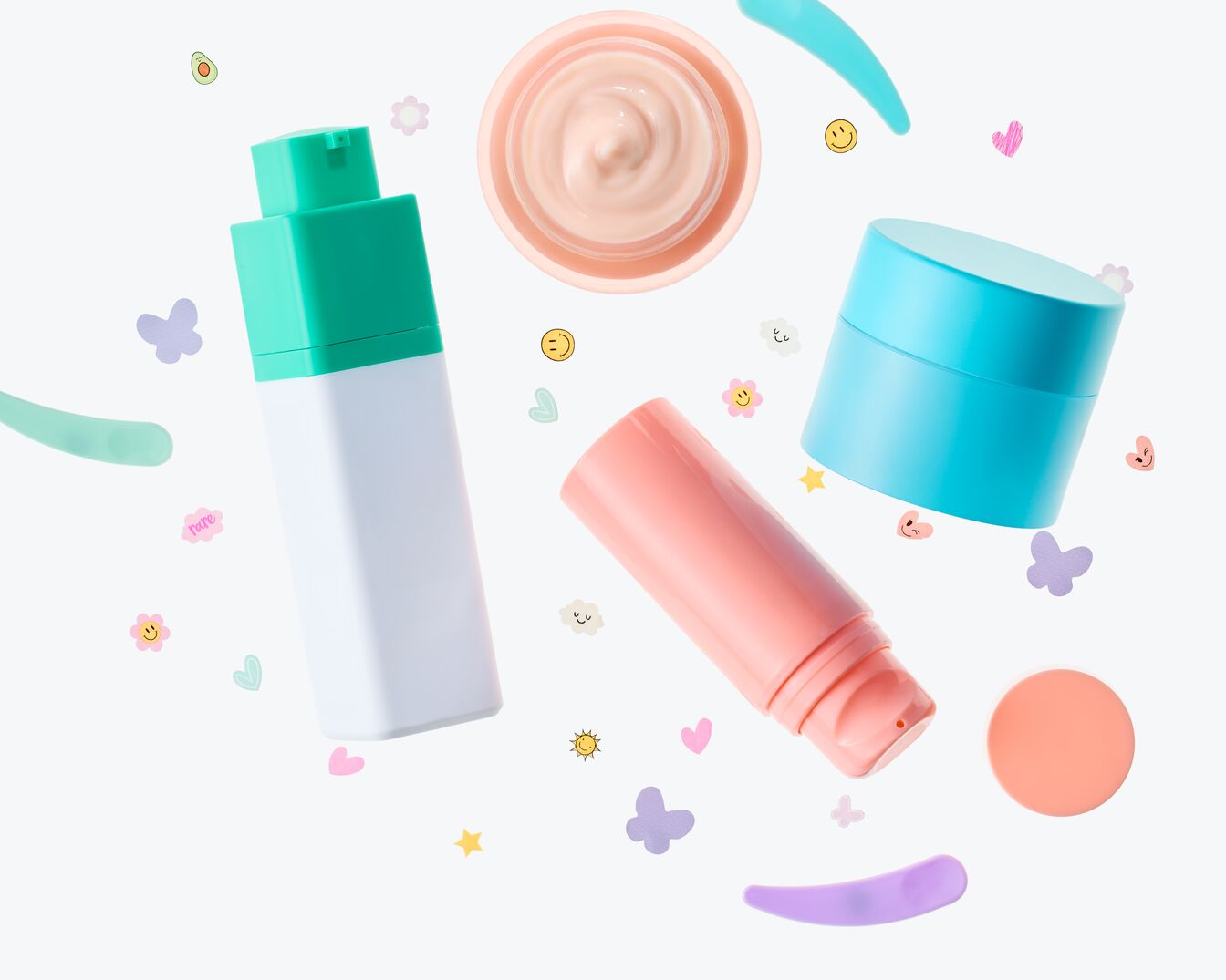 Verschiedene Hautpflegeprodukte in Pastellfarben, darunter eine grüne und weiße Flasche, ein rosa Tiegel und ein blauer Behälter, umgeben von bunten Pickel-Patches und Eye-Patches.