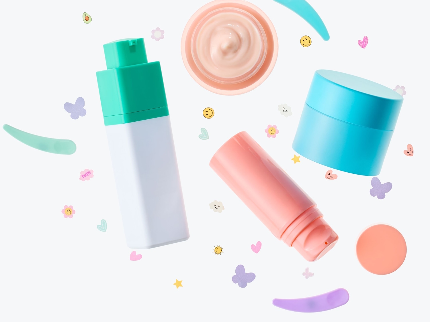Diverse produse cosmetice plutesc pe un fundal alb, inclusiv un recipient alb cu capac verde, un borcan roz deschis cu cremă, un recipient albastru și un tub roz, toate înconjurate de autocolante jucăușe.
