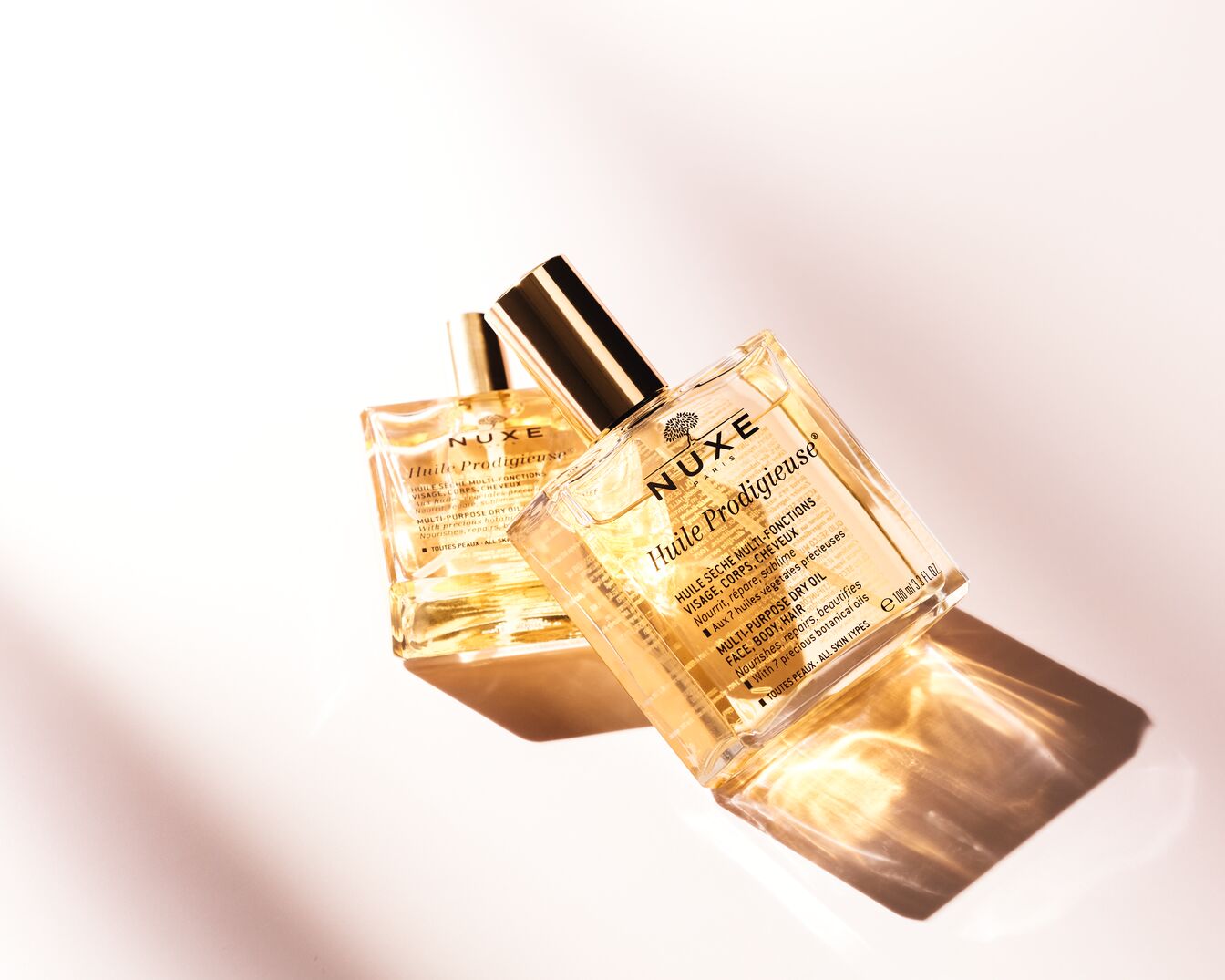 Entdecke das multifunktionale Trockenöl Nuxe Huile Prodigieuse, eine nährende und reparierende Pflege für Gesicht, Körper und Haare, das mit sieben wertvollen pflanzlichen Ölen angereichert ist.