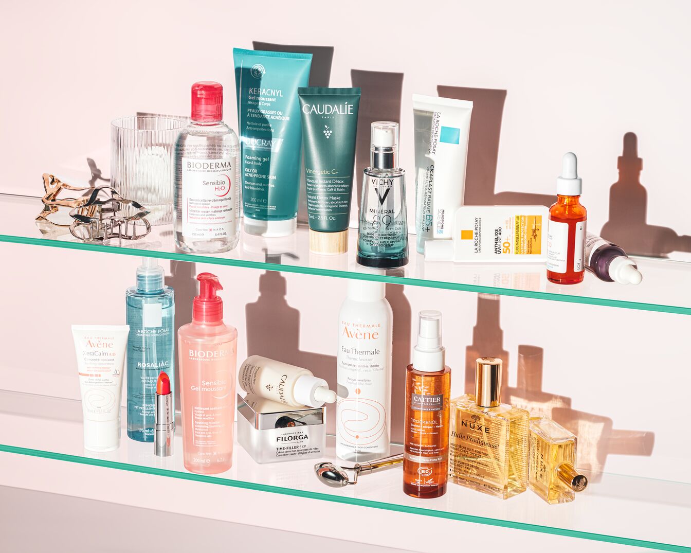 Eine Auswahl an Hautpflegeprodukten, darunter Reinigungsgels, Mizellenwasser, Seren und Feuchtigkeitscremes von Marken wie Avène, La Roche-Posay, Bioderma, Caudalie, Vichy, Filorga, Cattier und Nuxe.