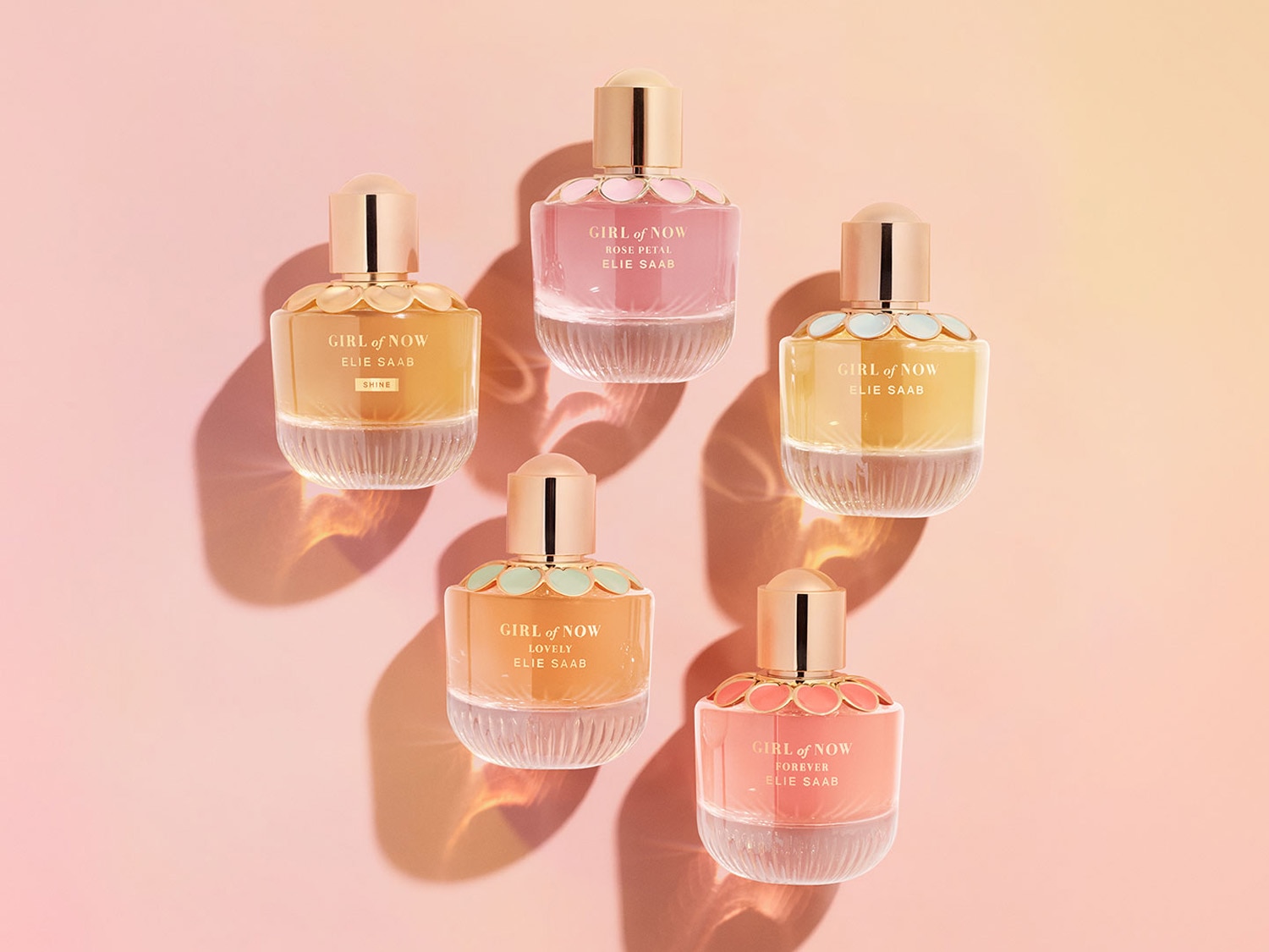Ontdek de 'Girl of Now' collectie van Elie Saab, een reeks parfums in zachte tinten zoals roze, oranje en geel, elk met een unieke bloemige dop en sprankelende basis.