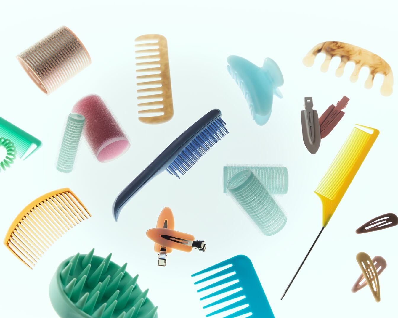 Įvairūs plaukų priežiūros įrankiai, įskaitant šukas, plaukų segtukus ir suktukus, išdėstyti ant balto paviršiaus.