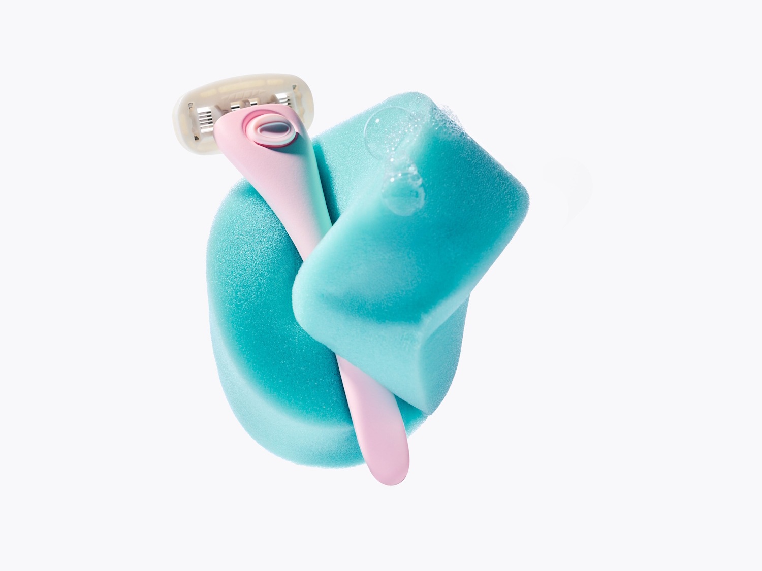 Ein rosa Rasierer liegt auf einem hellblauen Badeschwamm, der mit ein paar Wassertropfen bedeckt ist.