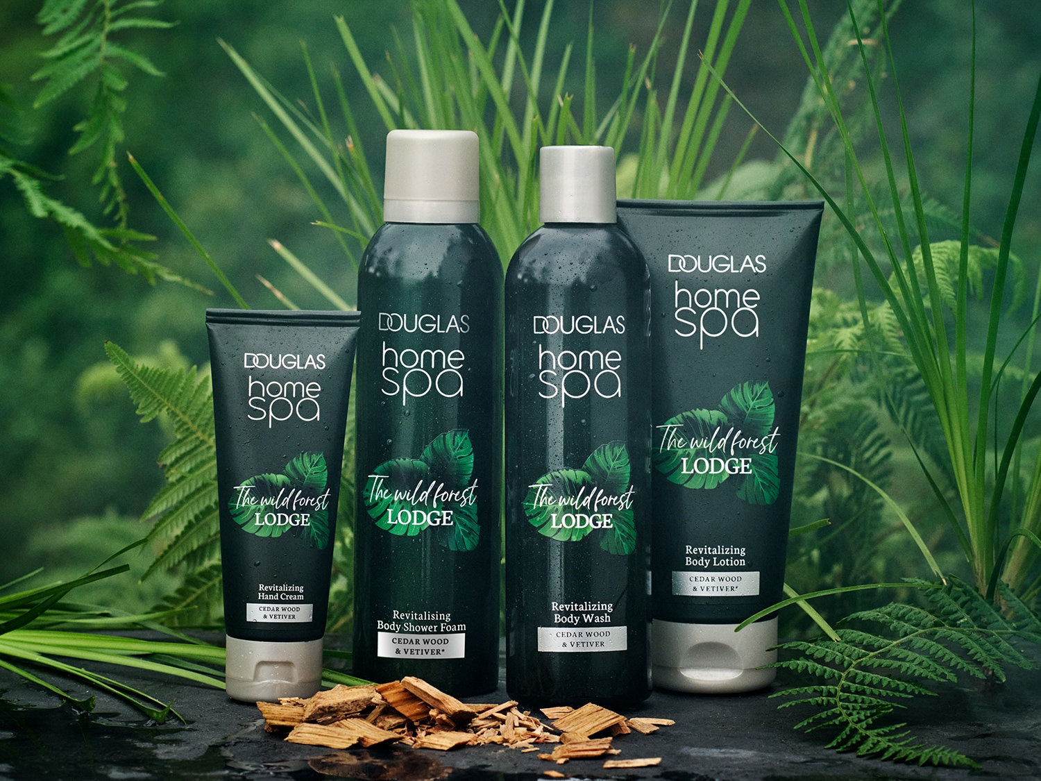 Douglas Home Spa 'The Wild Forest Lodge' collectie, met revitaliserende handcrème, body shower foam, body wash en bodylotion, verrijkt met cederhout en vetiver.