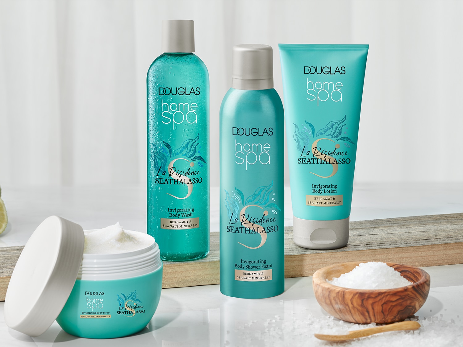 Douglas Home Spa La Résidence Seathalasso collectie met verkwikkende body wash, bodylotion, body scrub en douche foam, verrijkt met bergamot en zeezout mineralen.