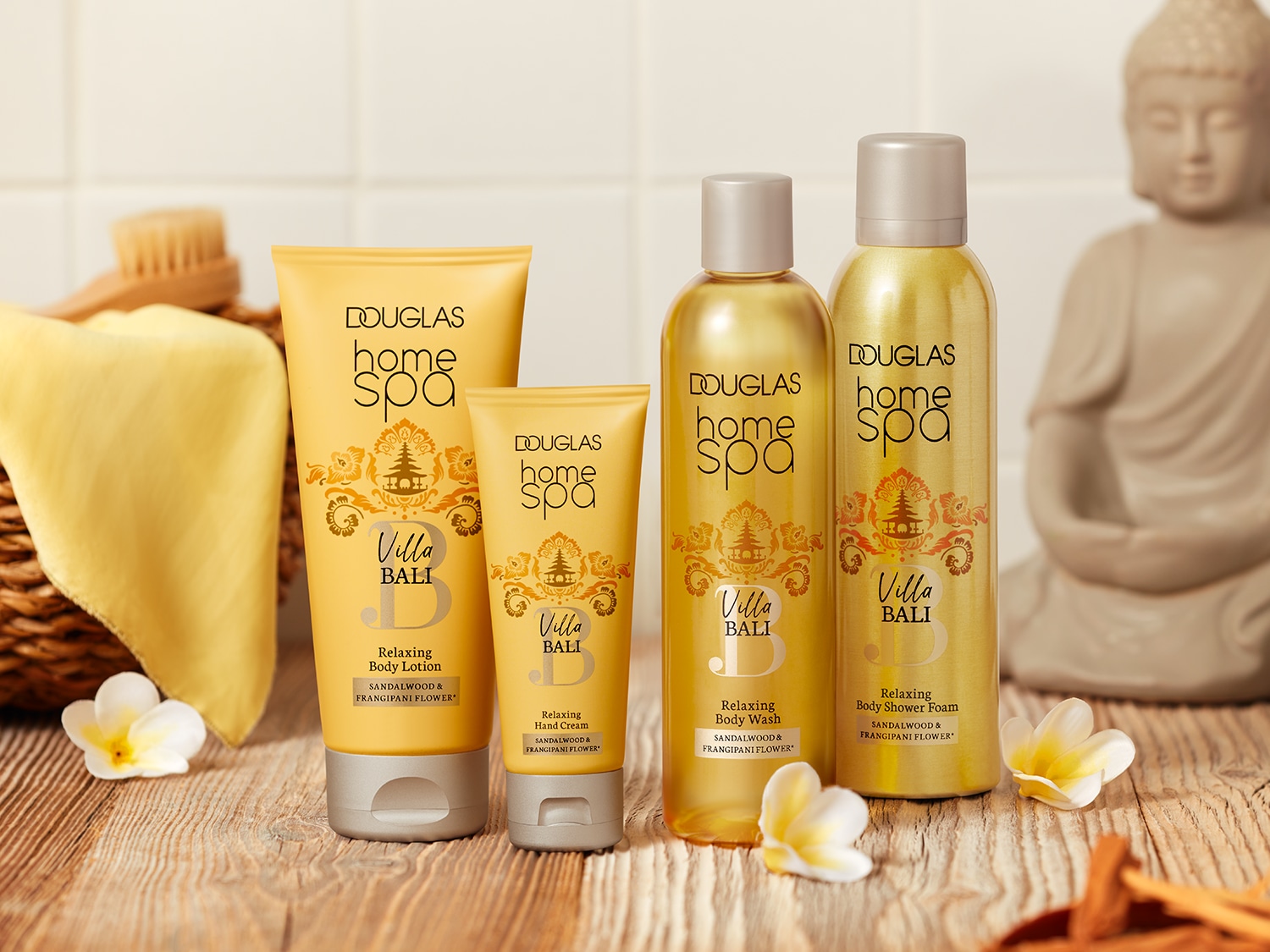 Douglas Home Spa Villa Bali collectie met bodylotion, handcrème, body wash en body shower foam, allemaal met sandelhout en frangipani bloem.