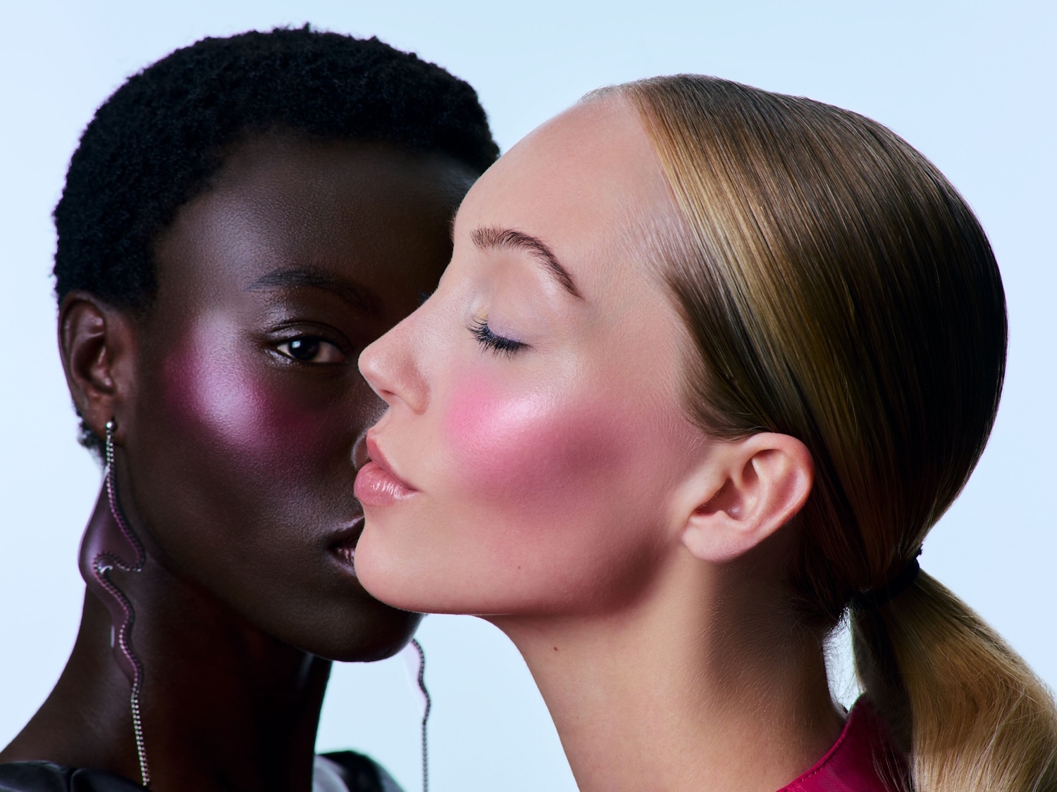 Nahaufnahme von zwei Frauen mit rosa Rouge, die einen Hauch von Farbe und einen strahlenden Glanz verleihen.
