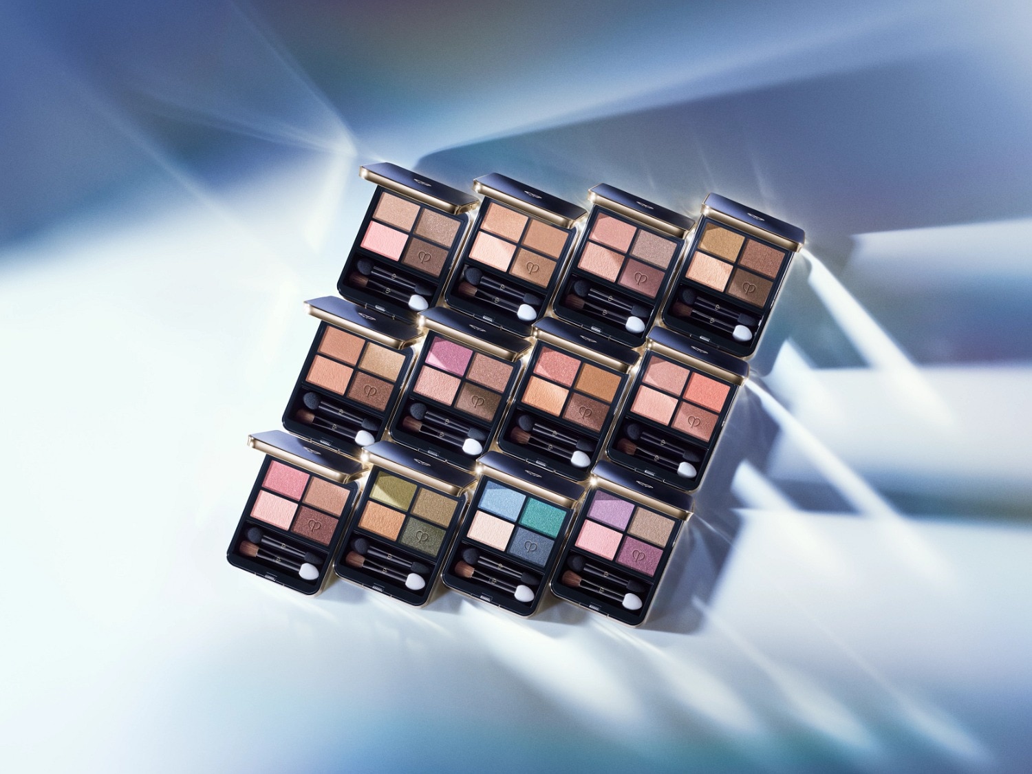 Découvrez une palette de couleurs avec ces boîtiers de fards à paupières aux teintes variées, allant des tons neutres aux couleurs vives, présentés dans des élégants emballages noirs et or.