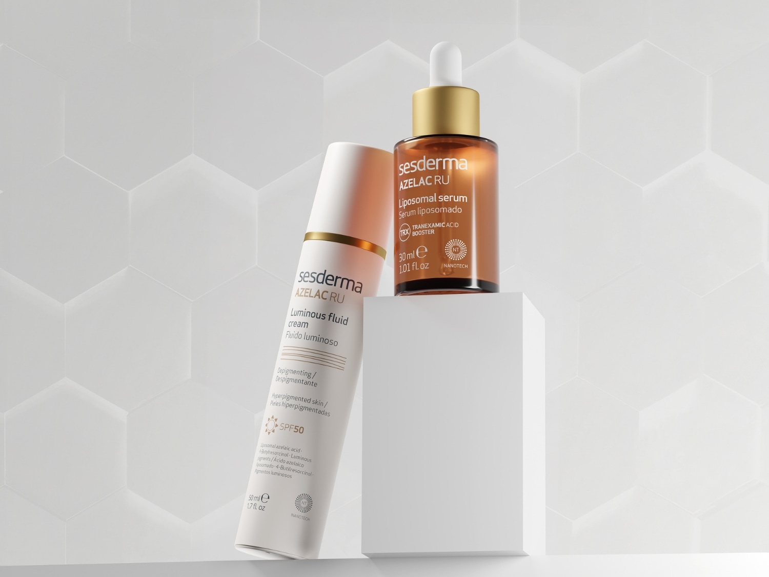 Dwa produkty Sesderma Azelac RU: krem rozjaśniający w białej butelce z SPF50 i serum liposomowe w brązowej butelce z pipetą, oba na białym tle.