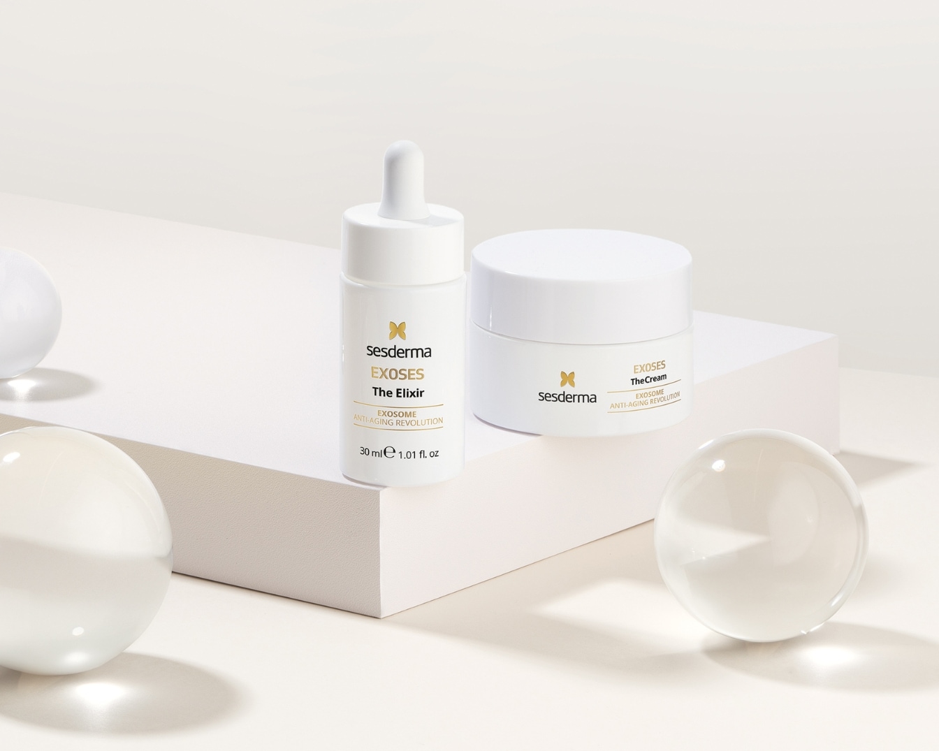 Białe opakowania Sesderma EXOSES The Elixir i The Cream, rewolucja przeciwstarzeniowa w eleganckim wydaniu.