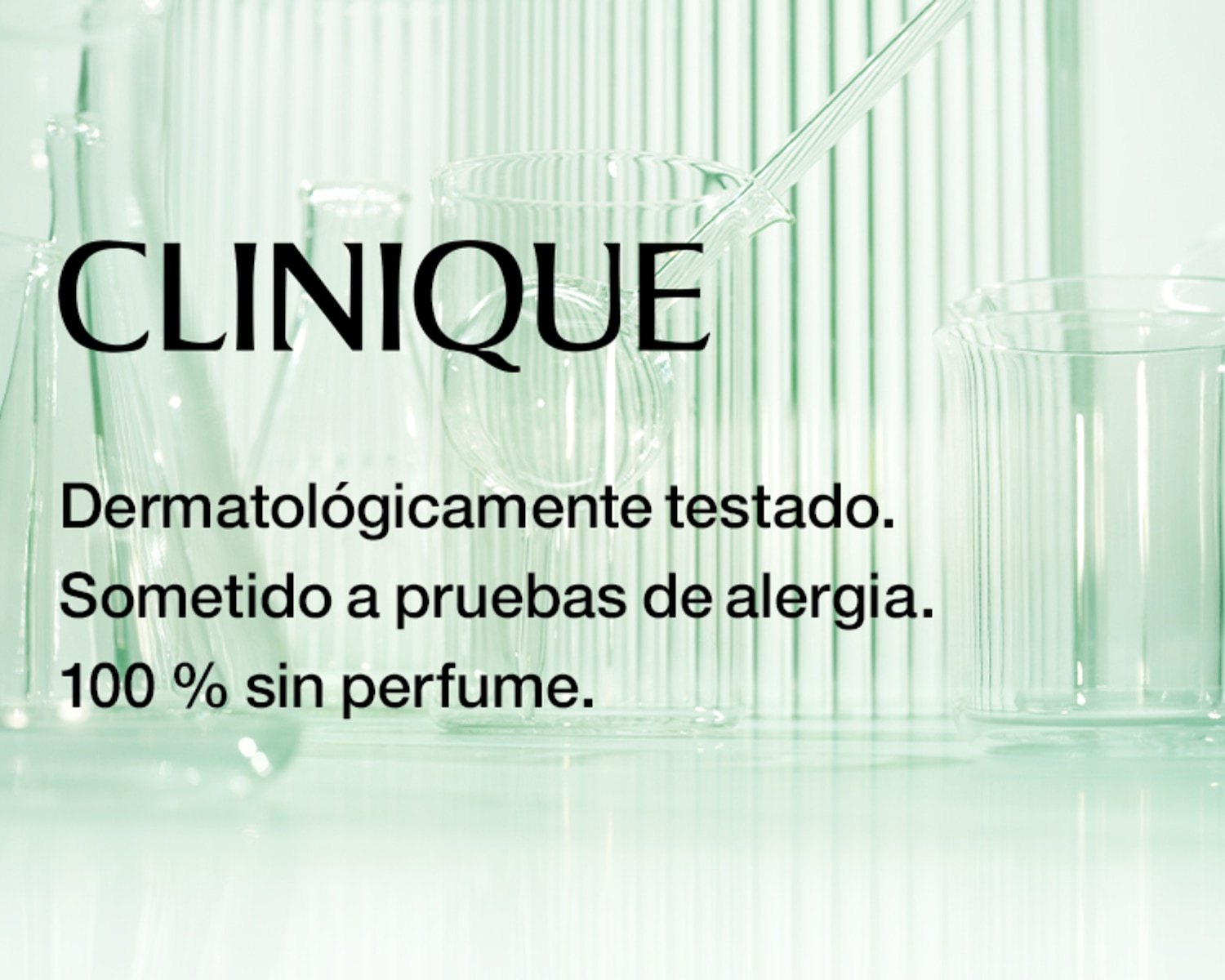 La imagen muestra el logo de Clinique con el texto "Dermatológicamente testado. Sometido a pruebas de alergia. 100 % sin perfume.", sobre un fondo de cristalería de laboratorio.