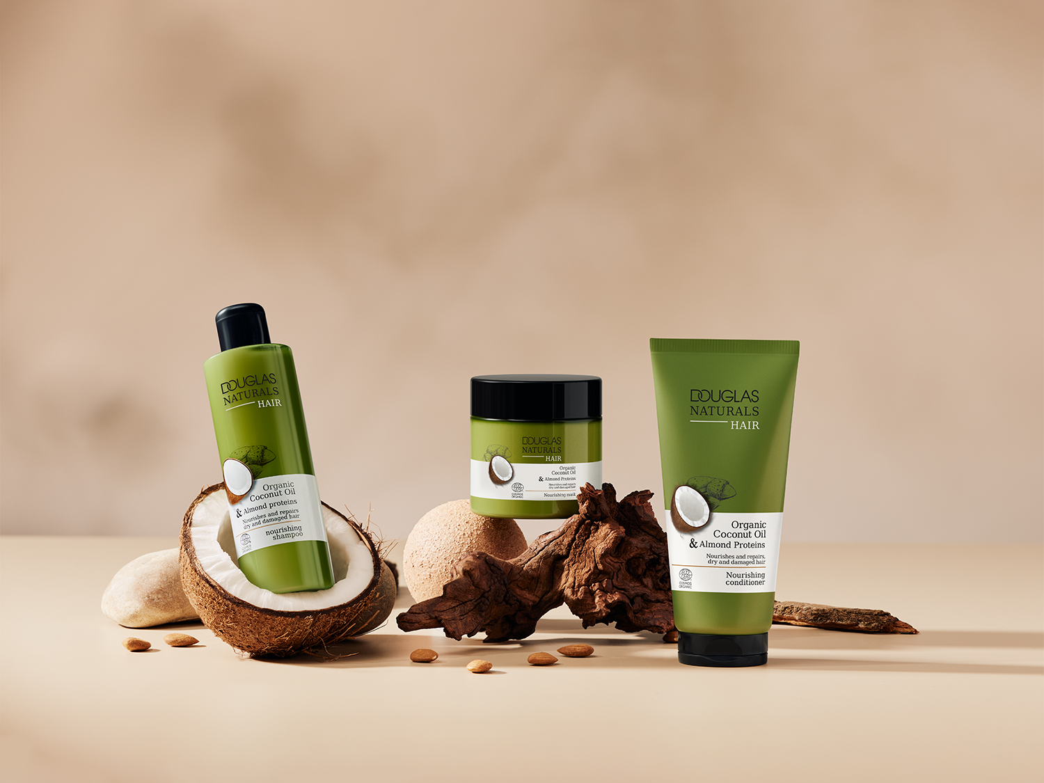 Douglas Naturals haarverzorgingslijn met organische kokosolie en amandelproteïnen, gepresenteerd in groene verpakkingen met een afbeelding van een kokosnoot.