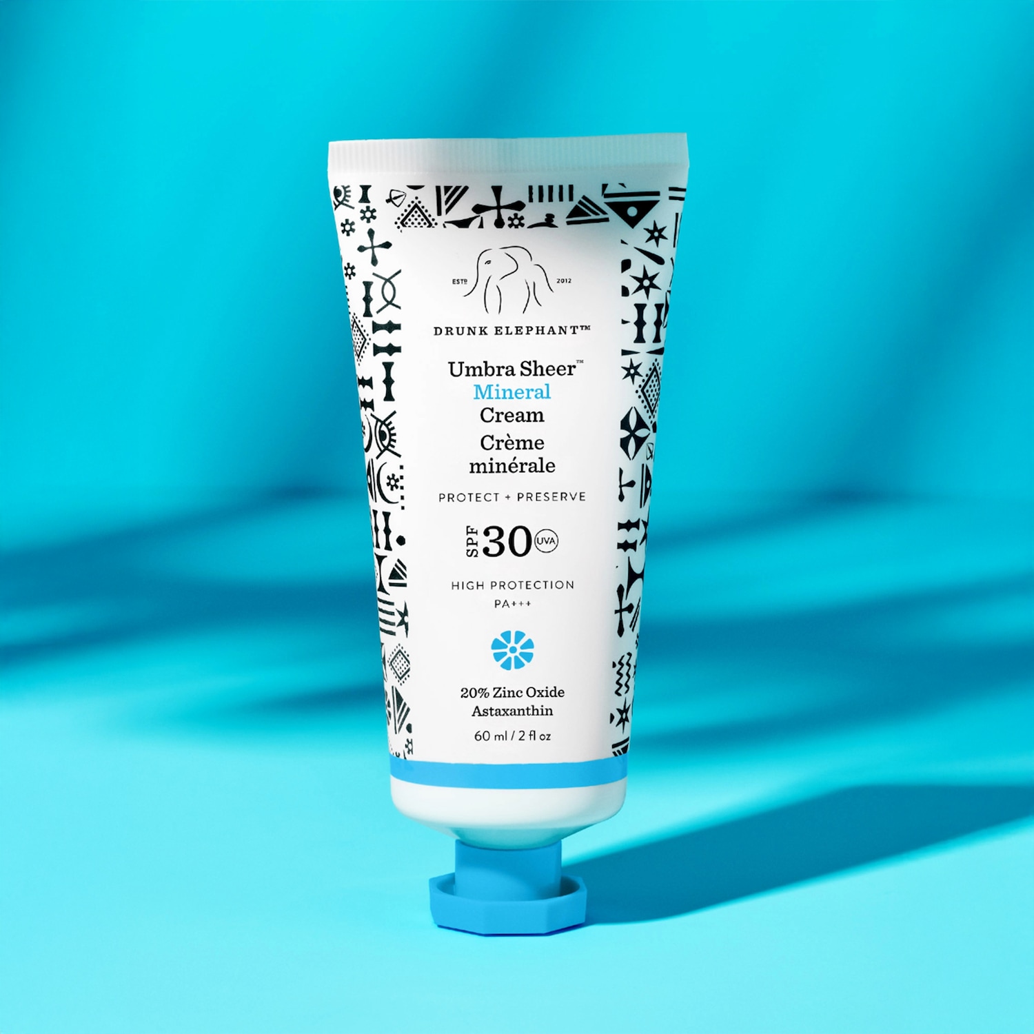 Witte tube Drunk Elephant Umbra Sheer™ Mineral Cream met SPF 30, beschermt en behoudt de huid, bevat 20% zinkoxide en astaxanthine, 60 ml.