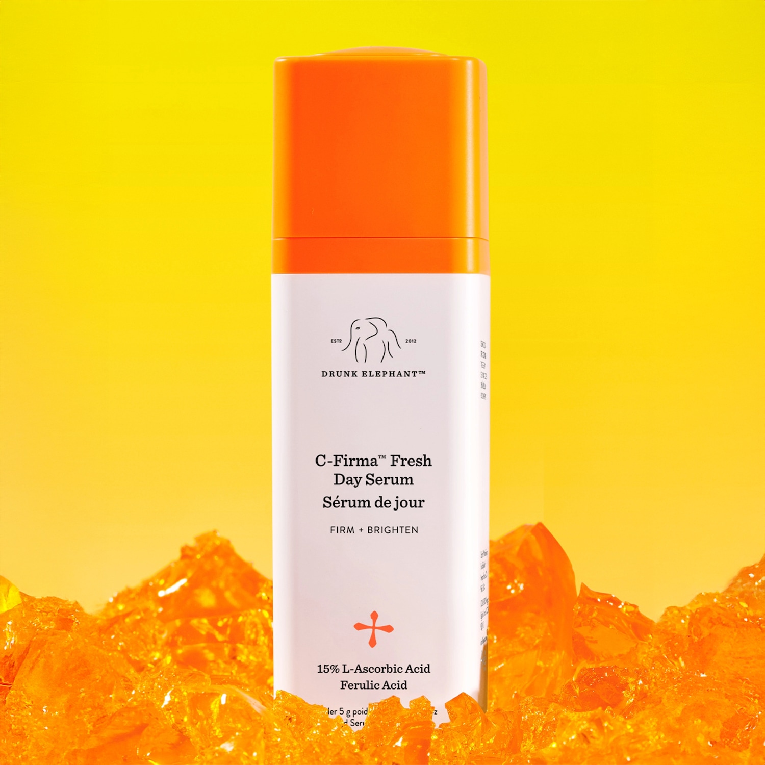 Drunk Elephant C-Firma Fresh Day Serum, een serum voor het verstevigen en verhelderen van de huid, met 15% L-ascorbinezuur en ferulinezuur, gepresenteerd in een witte flacon met een oranje dop.