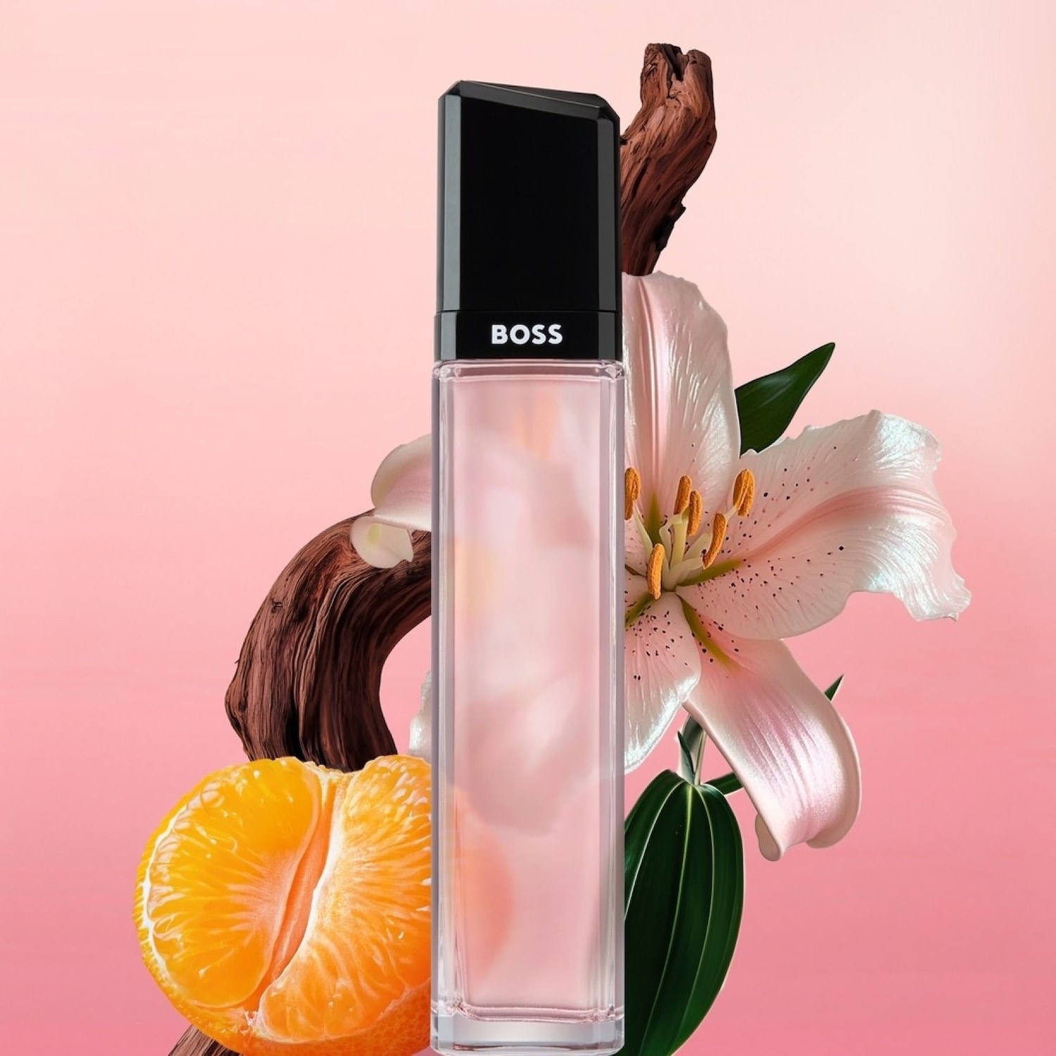 Découvrez le parfum BOSS dans un flacon rectangulaire élégant, agrémenté de mandarine, de lys et de bois flotté sur un fond rose doux.