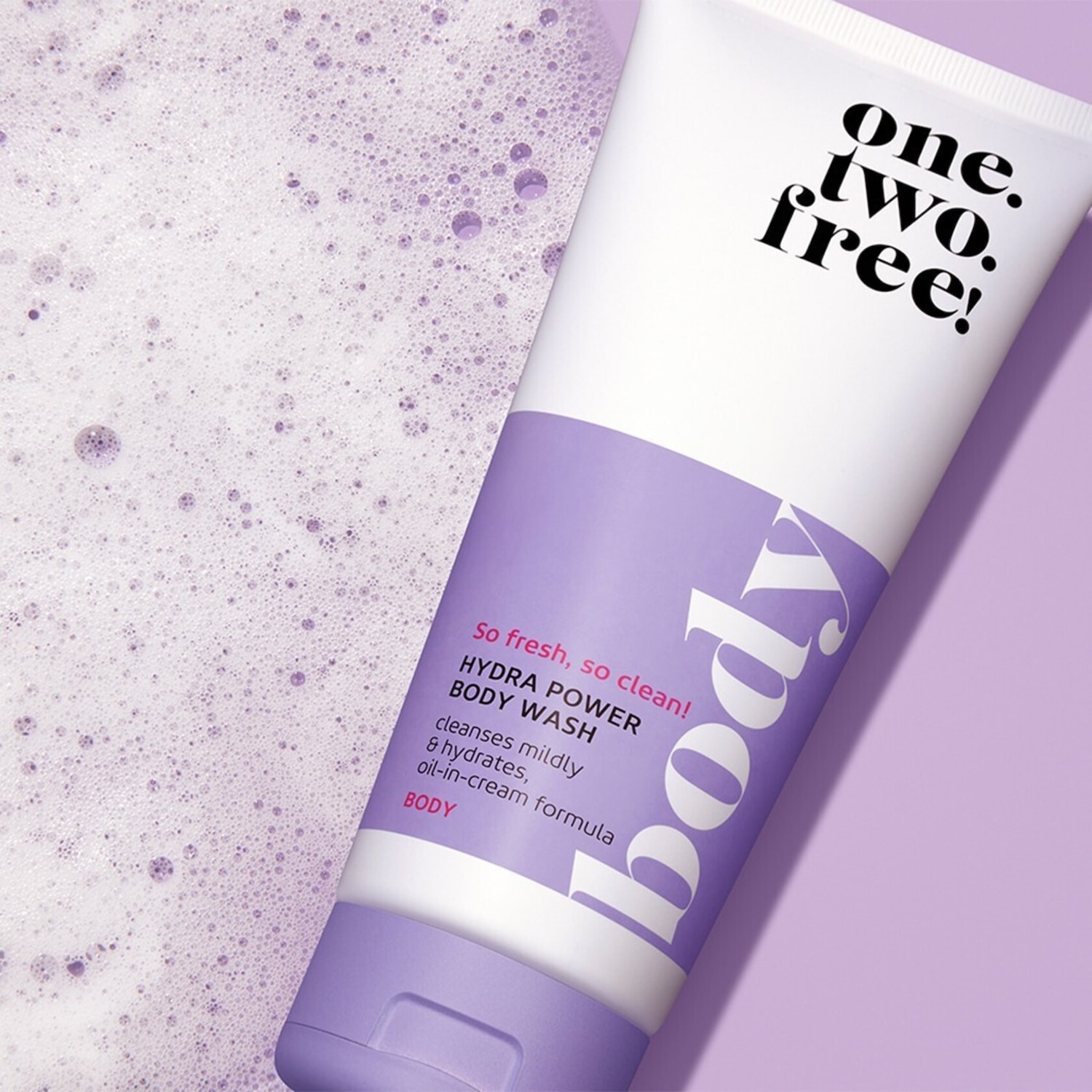 Le gel douche Hydra Power de One.Two.Free! dans un tube blanc et violet promet une peau fraîche et propre grâce à sa formule huile-en-crème qui nettoie en douceur et hydrate.