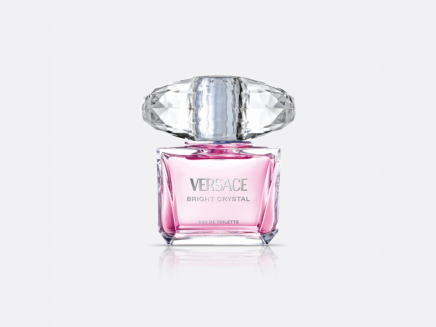 Versace Bright Crystal Eau de Toilette präsentiert sich in einem transparenten, rosafarbenen Flakon mit einem juwelenartigen Verschluss.