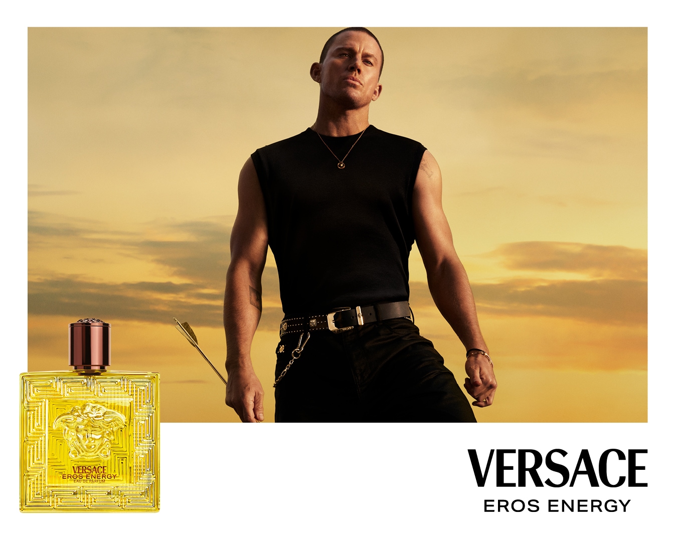 A Versace Eros Energy parfümöt egy sárga üvegben mutatja be, melyen a márka logója látható, háttérben pedig egy fekete trikót és nadrágot viselő férfi áll, kezében egy nyíllal.