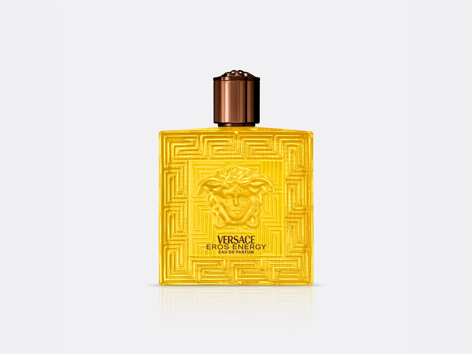 Goldfarbener Versace Eros Energy Eau de Parfum Flakon mit Medusa-Relief und bronzefarbenem Verschluss.
