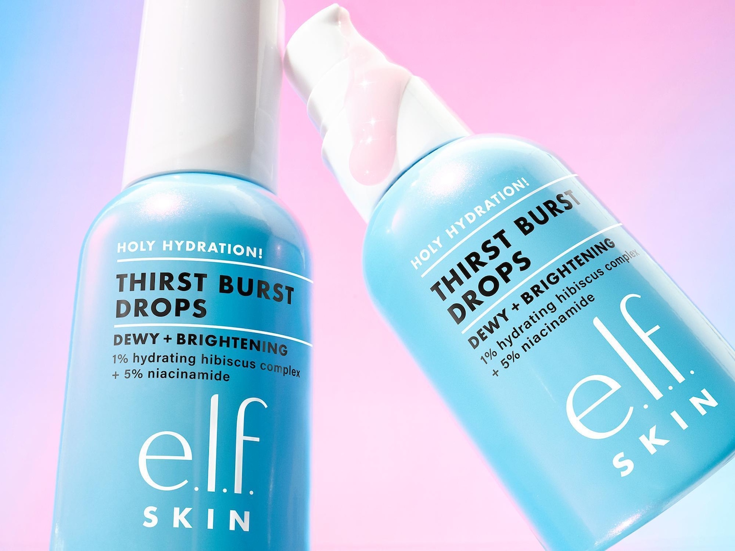 Ecco due flaconi azzurri di e.l.f. Skin Thirst Burst Drops, che promettono idratazione e luminosità grazie al complesso di ibisco e niacinamide.