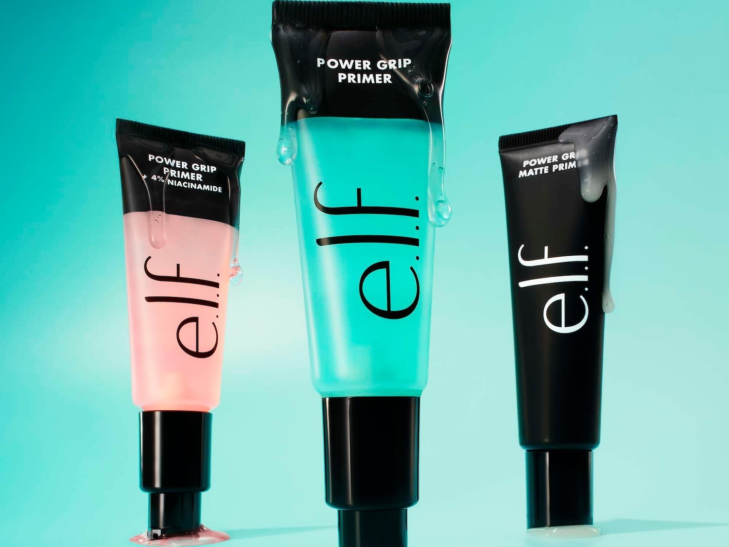 Ecco tre tubetti di primer ELF Power Grip: uno rosa con niacinamide al 4%, uno turchese e uno nero opaco, tutti con il logo ELF in bianco.