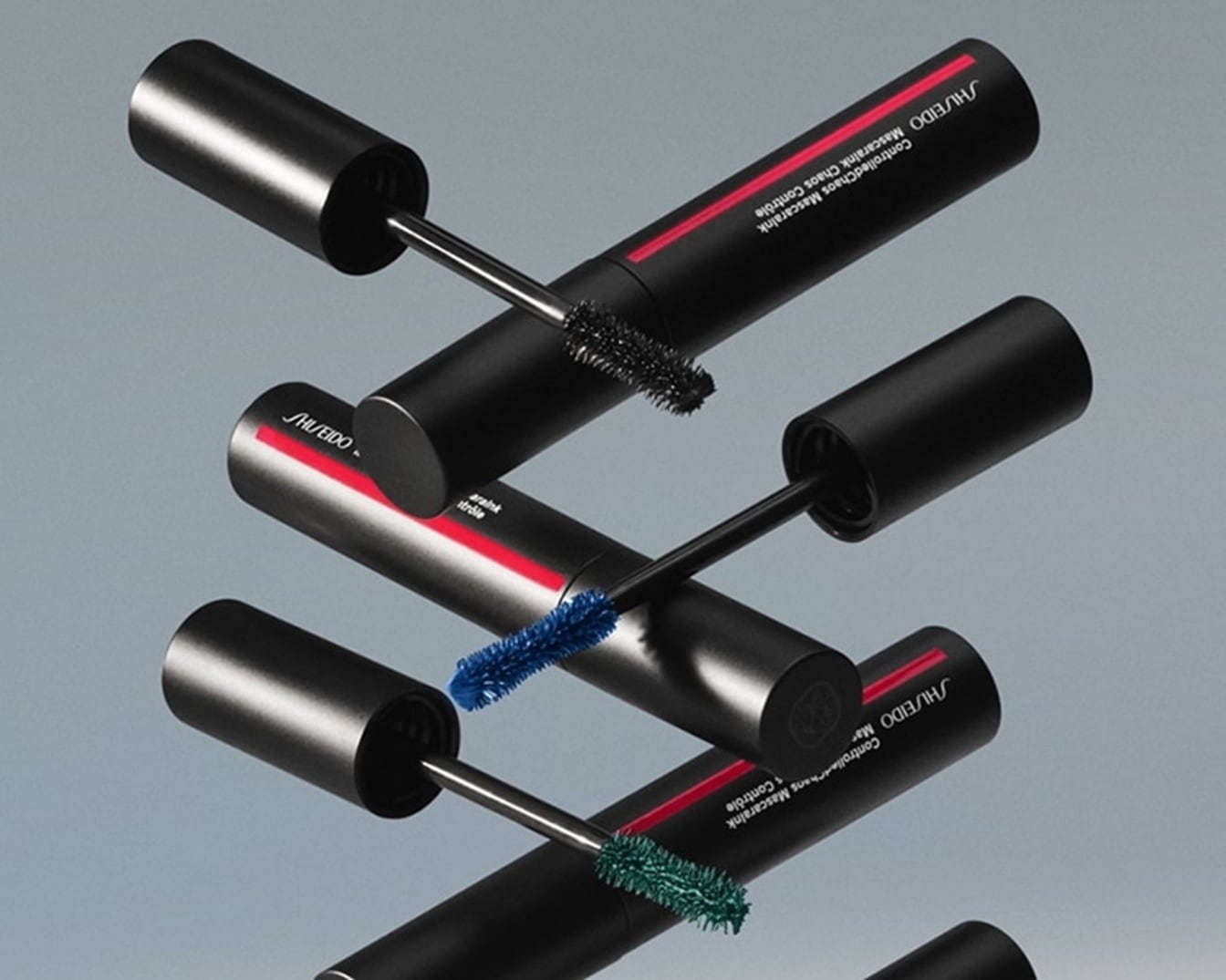 Schwarze Shiseido ControlledChaos Mascaralink Mascara mit einer roten Linie auf der Verpackung und Bürsten in Schwarz, Blau und Grün.