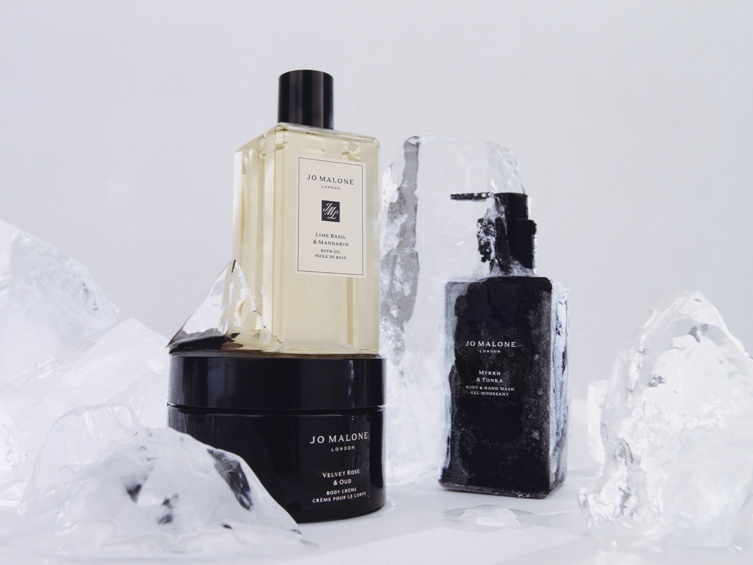 Ontdek de luxe van Jo Malone met badolie, bodycrème en handzeep, gepresenteerd tussen ijsblokken voor een verfrissende ervaring.