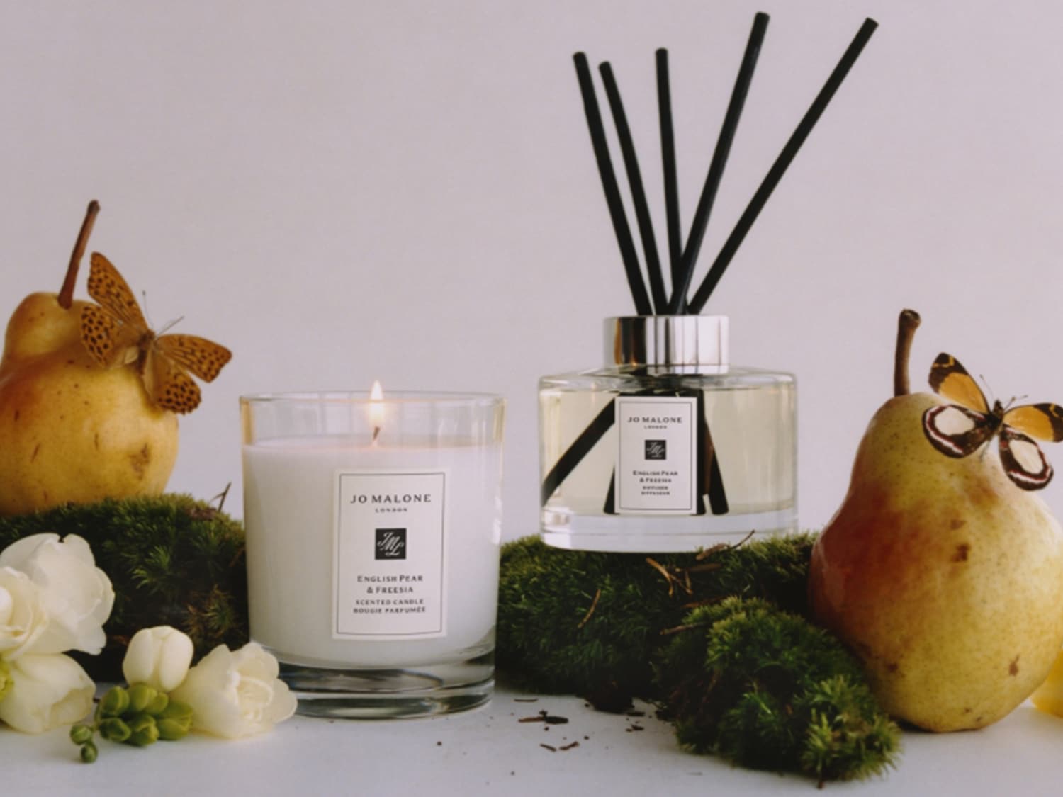 Découvrez l'élégance sombre de Jo Malone London avec un parfum, une bougie à trois mèches, une bougie classique et un diffuseur à bâtonnets, présentés dans des récipients noirs brillants.