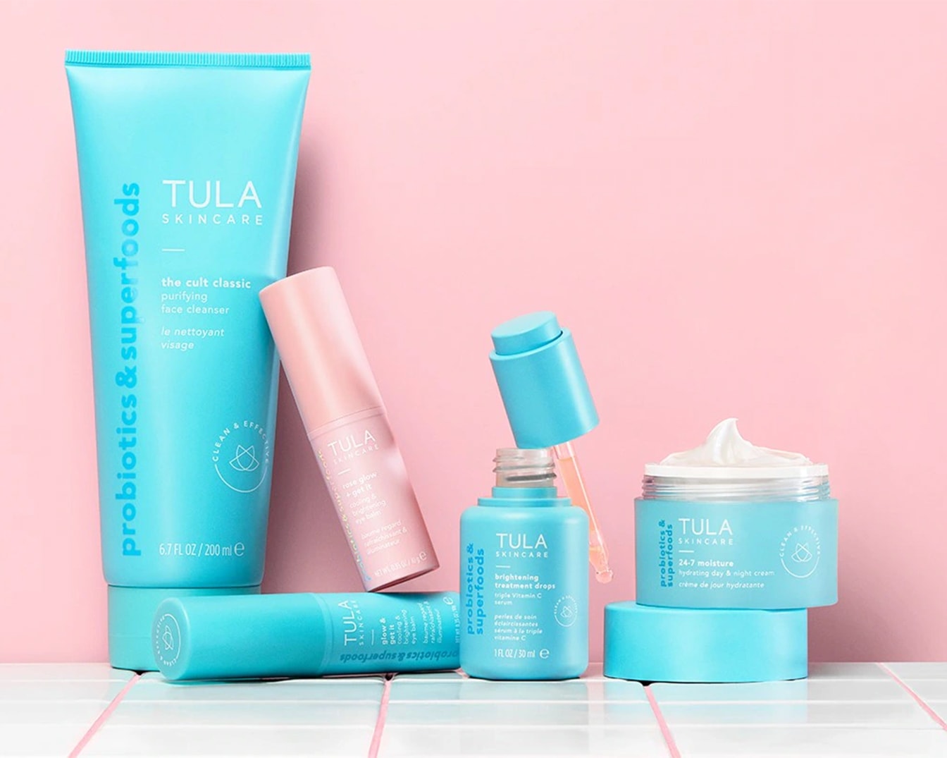 Scopri la linea Tula Skincare: detergente viso, siero vitamina C, crema giorno e notte e balsamo occhi per una routine completa di bellezza.