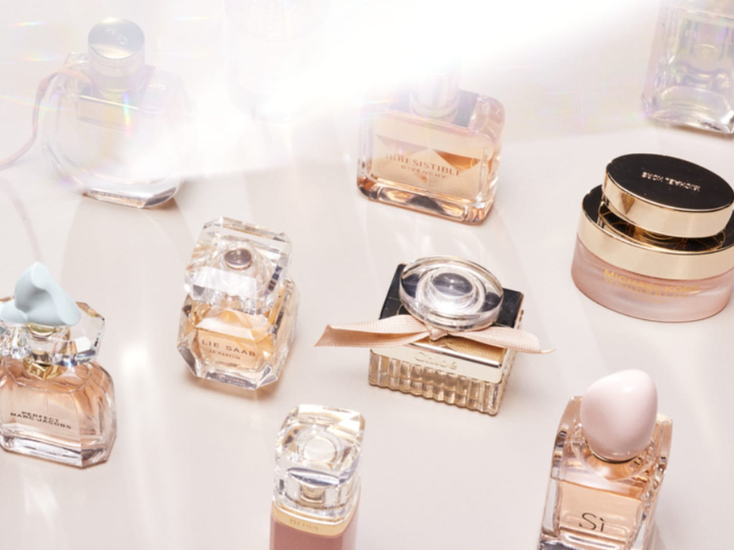 Descubre una variedad de miniaturas de perfumes de marcas como Marc Jacobs, Elie Saab, Givenchy, Chloé, Michael Kors, Boss y Sì, cada una con su diseño y aroma distintivo.