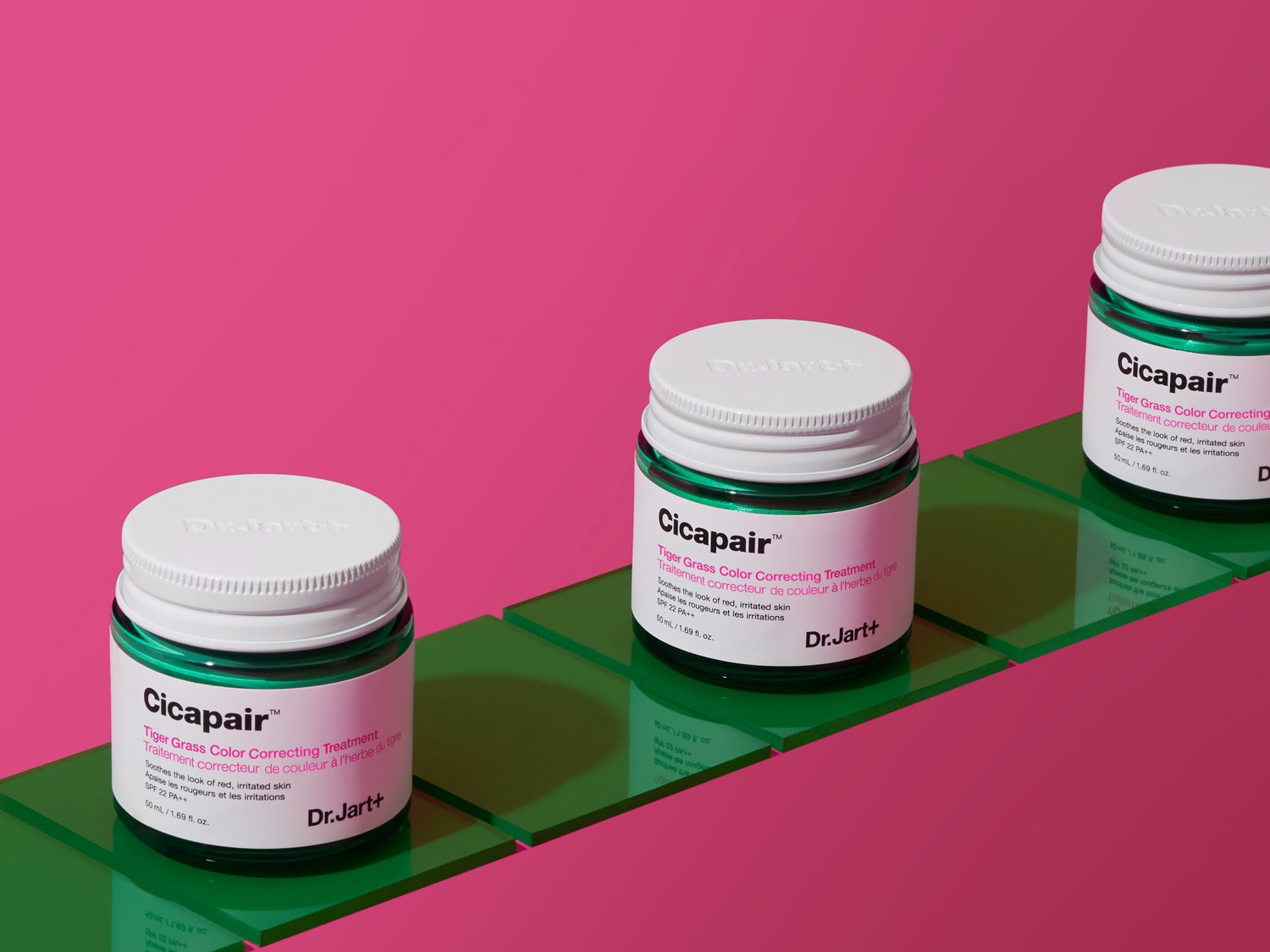 Voici le traitement correcteur de couleur à l'herbe du tigre Cicapair™ de Dr.Jart+ qui apaise l'aspect des peaux rouges et irritées, avec un FPS 22.