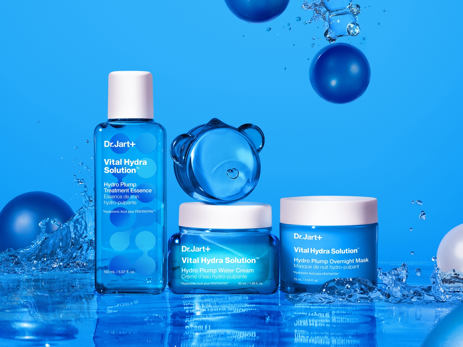 A Dr.Jart+ Vital Hydra Solution termékcsaládja kék csomagolásban, köztük kezelő esszencia, vízkrém és éjszakai maszk, melyek hialuronsavat és PENTAVITIN-t tartalmaznak a hidratáláshoz.