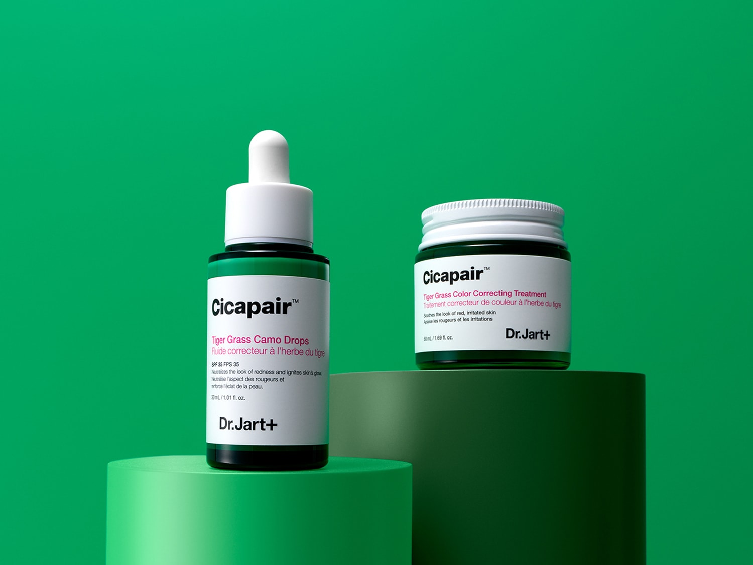 A Dr.Jart+ Cicapair™ termékcsalád két tagja látható: a Tiger Grass Camo Drops, mely SPF 35-ös fényvédővel rendelkezik, és a Tiger Grass Color Correcting Treatment, mely nyugtatja a piros, irritált bőrt.
