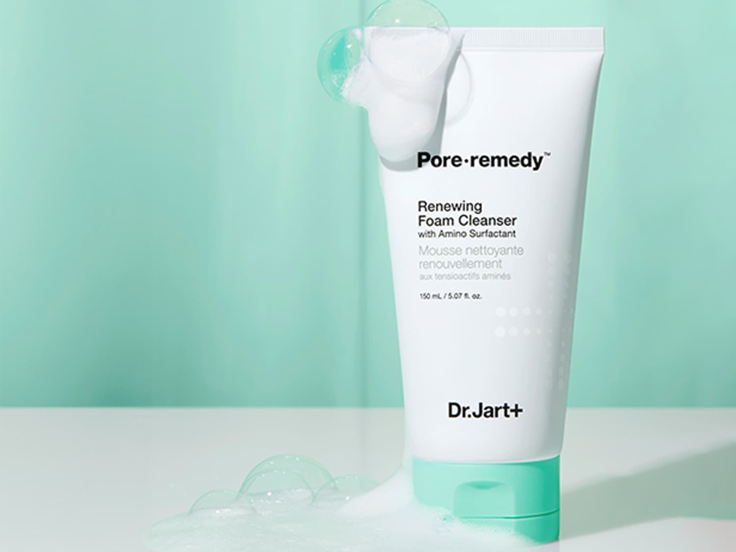 Voici le nettoyant moussant renouvelant Pore-remedy de Dr.Jart+, avec un emballage blanc et des détails vert menthe, conçu pour nettoyer les pores en douceur.
