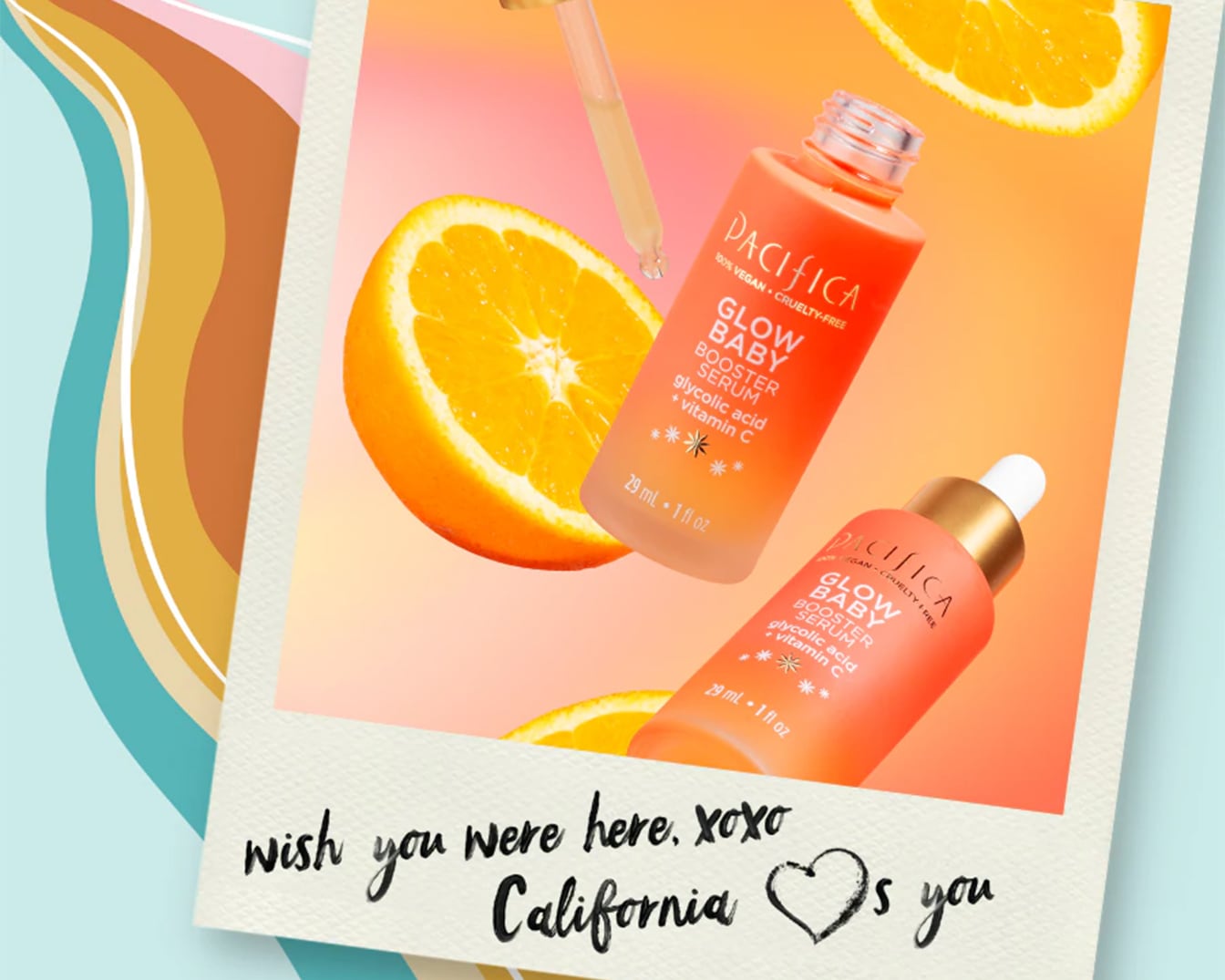 Primo piano di due flaconi di siero booster Pacifica Glow Baby, vegano e cruelty-free, con acido glicolico e vitamina C, accanto a fette d'arancia su sfondo colorato. Il testo "wish you were here. xoxo California <3 s you" aggiunge un tocco personale.