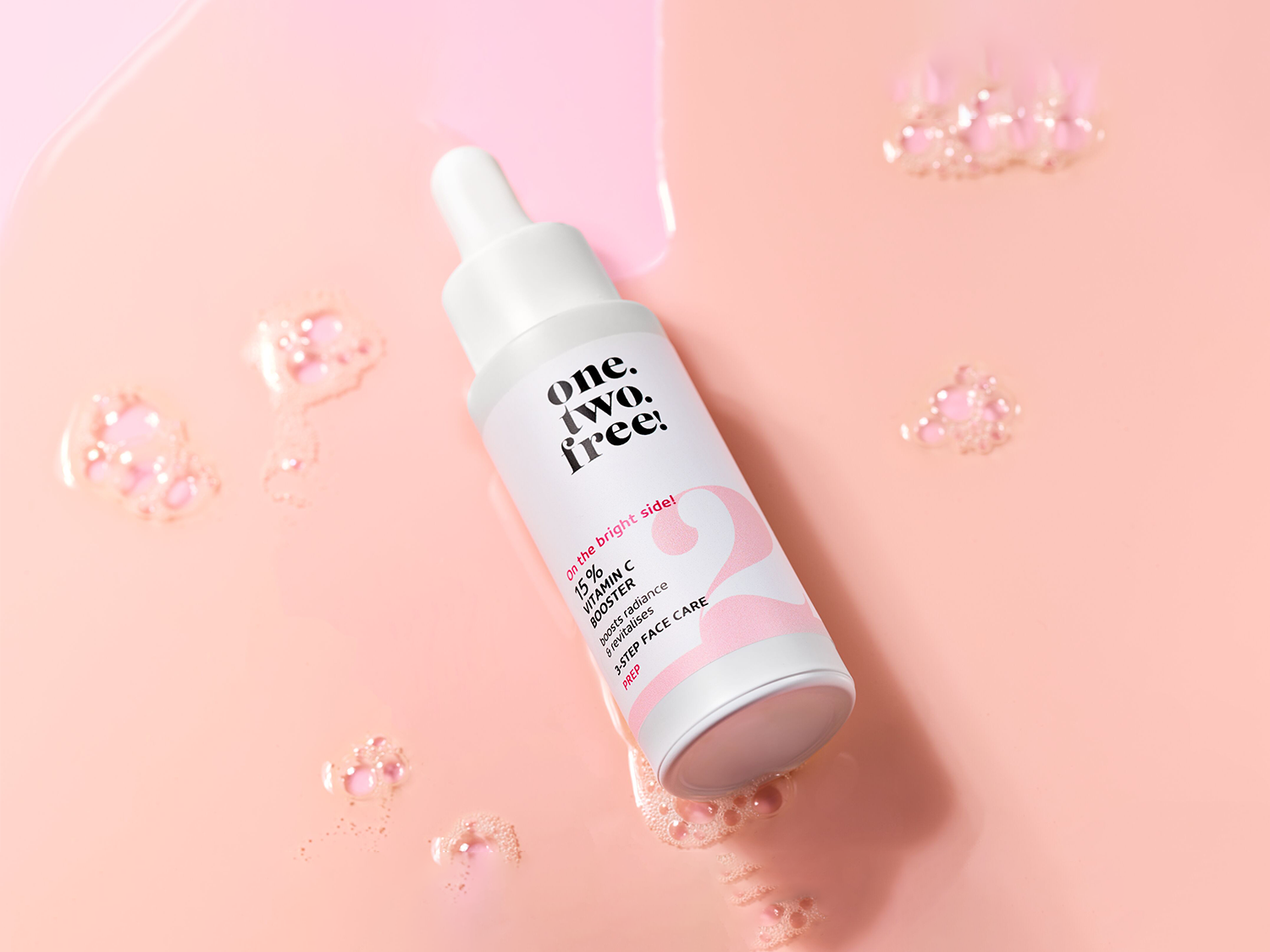 Voici un flacon blanc de sérum One Two Free 15% Vitamine C Booster, conçu pour illuminer et revitaliser votre peau en 3 étapes simples.