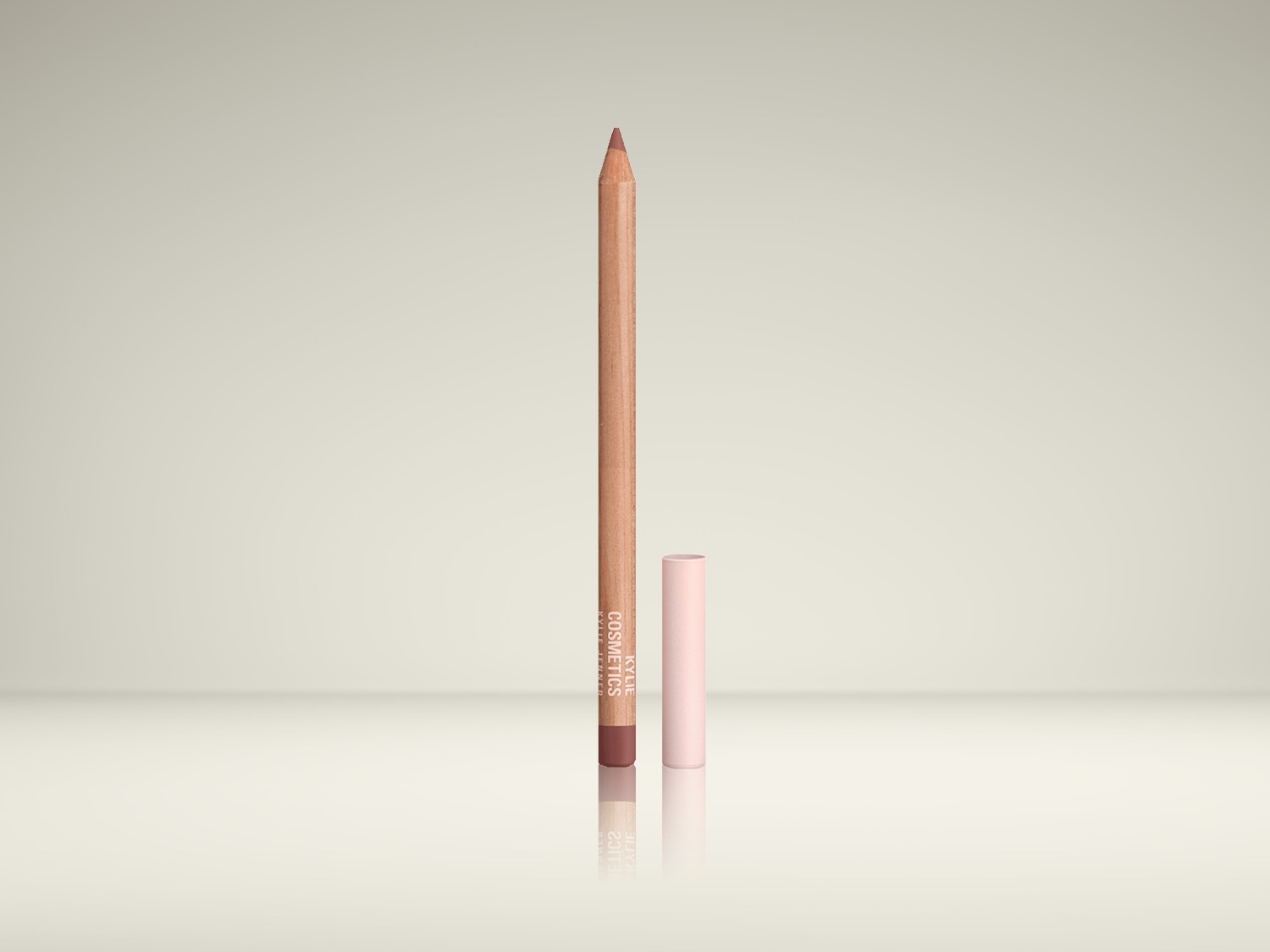 Bruin Kylie Cosmetics lippotlood met roze dop, klaar om je lippen te definiëren en te accentueren.