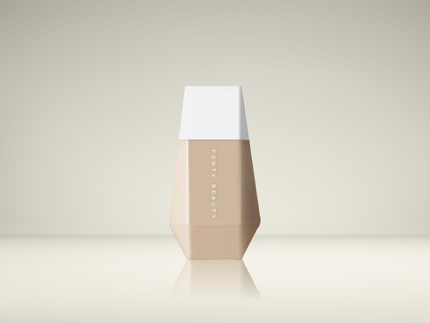 Fenty Beauty foundation in een zandkleurige, zeshoekige fles met een witte dop.