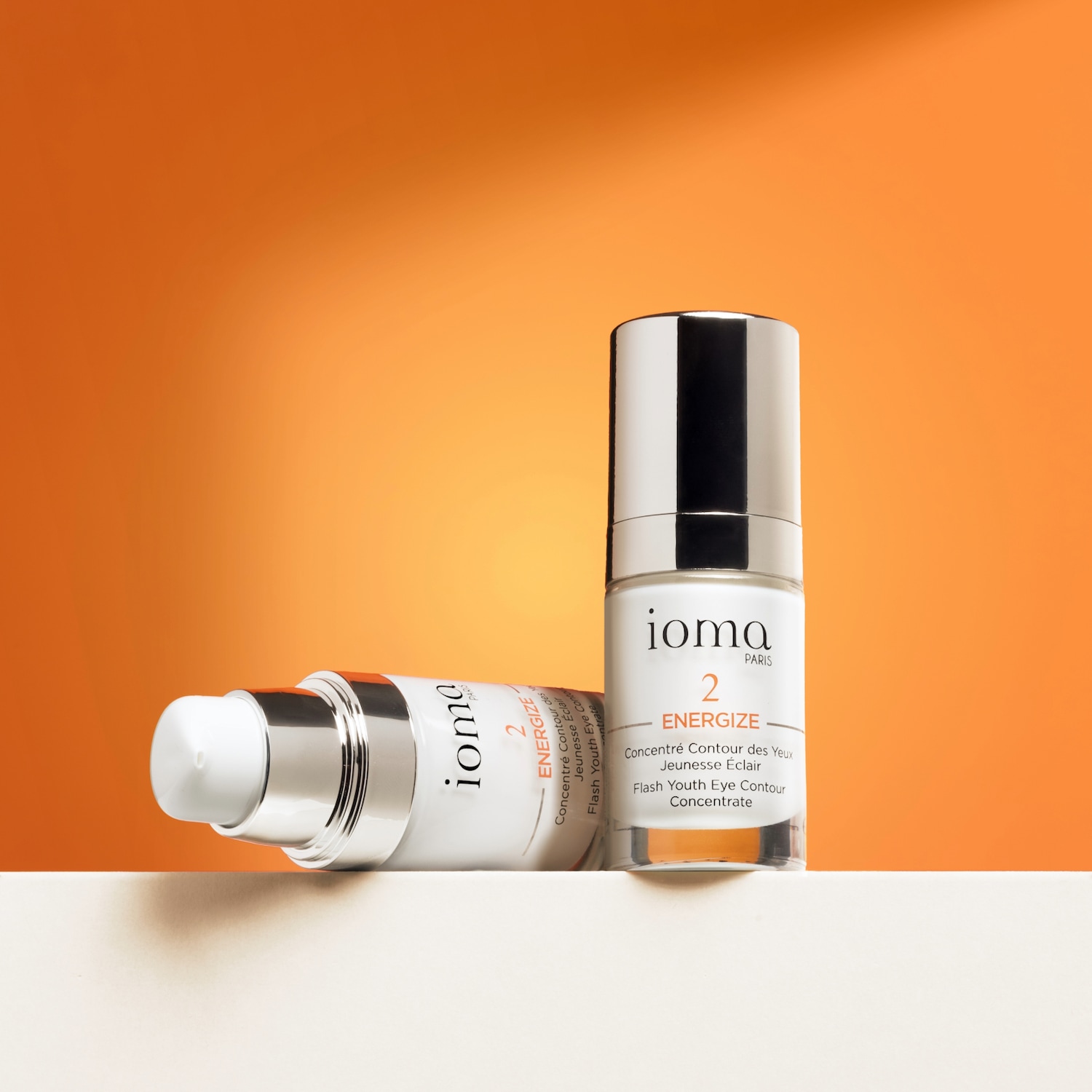 Ecco Ioma Paris Energize 2, un concentrato per il contorno occhi in una confezione bianca e argento, progettato per illuminare e ringiovanire la zona degli occhi.