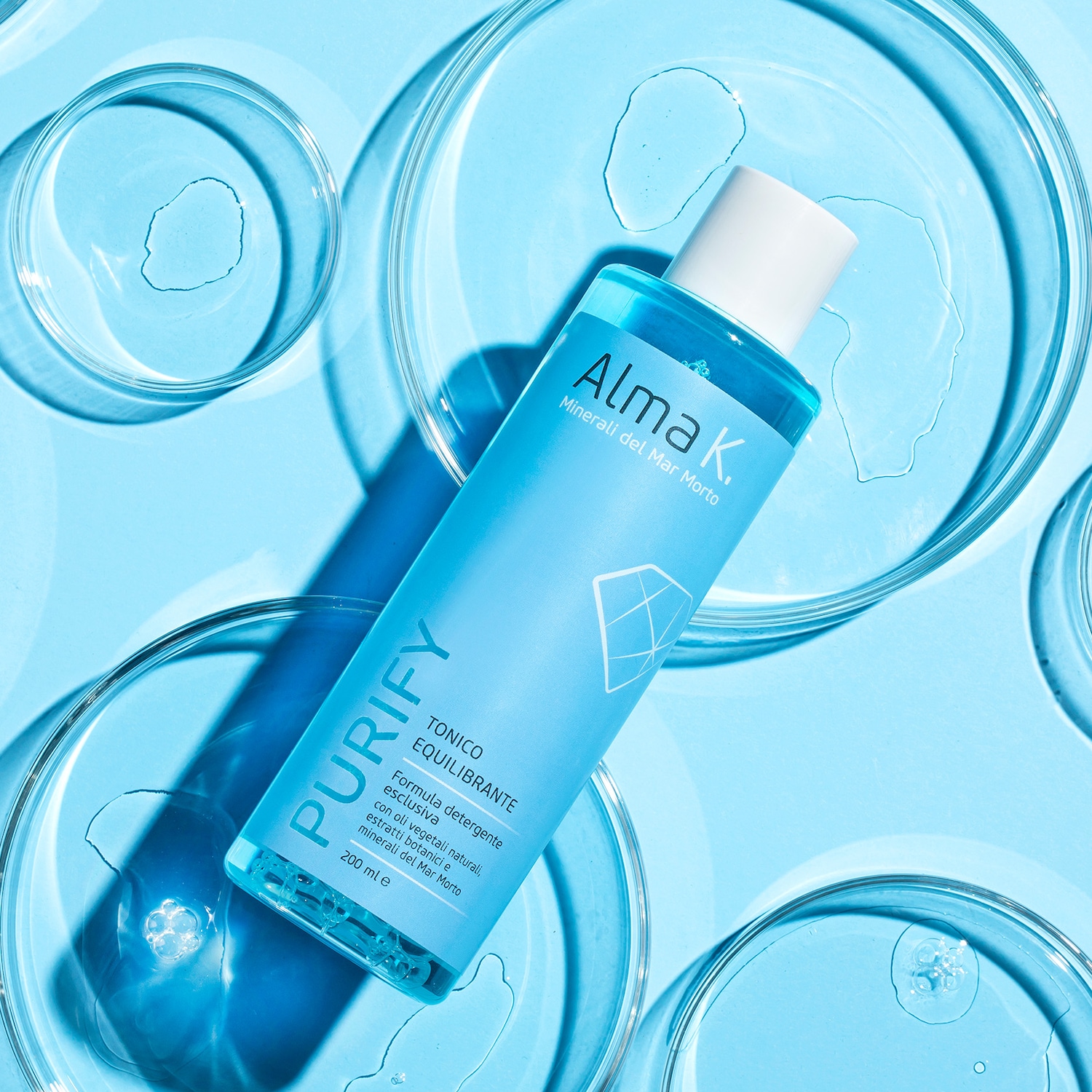 Ecco il tonico equilibrante Purify di Alma K, con minerali del Mar Morto, in un flacone azzurro chiaro da 200 ml, per una formula detergente esclusiva con oli vegetali naturali ed estratti botanici.