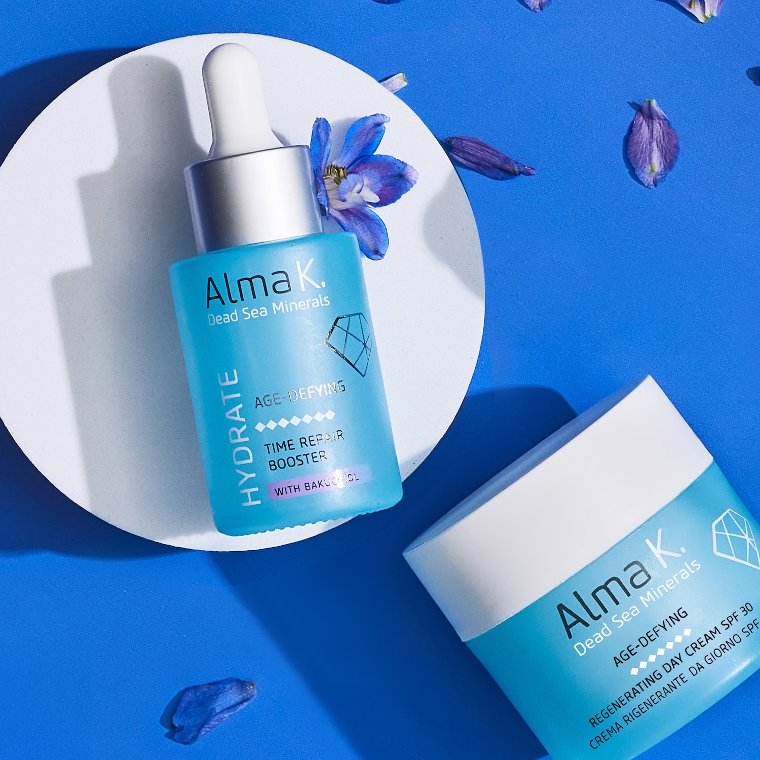 Ecco il siero Alma K. Dead Sea Minerals Hydrate Time Repair Booster, in un flacone azzurro con contagocce argentato, ideale per idratare e rigenerare la pelle.