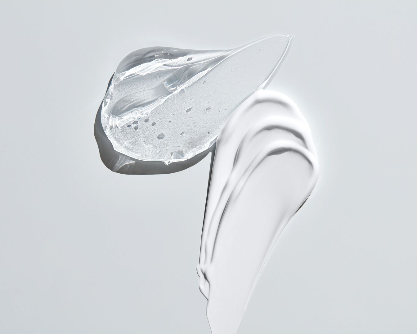 Ecco due texture a contrasto: un gel trasparente e leggero e una crema bianca e ricca, perfetti per la cura della pelle.