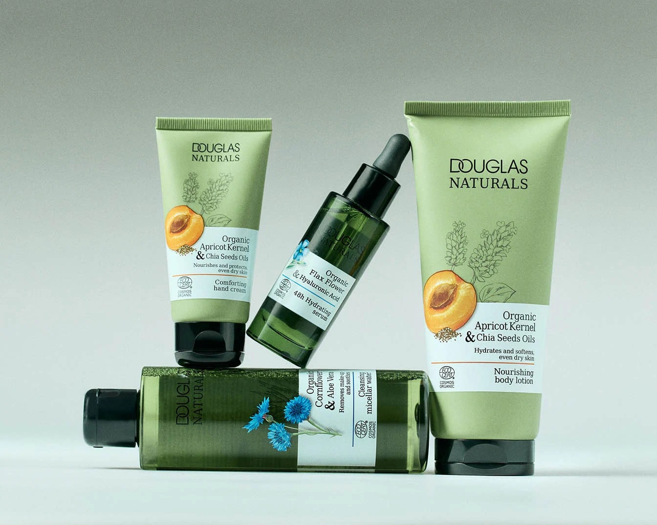 Scopri la linea Douglas Naturals: crema mani confortante all'albicocca e chia, siero idratante con lino e acido ialuronico, lozione corpo nutriente e acqua micellare delicata.