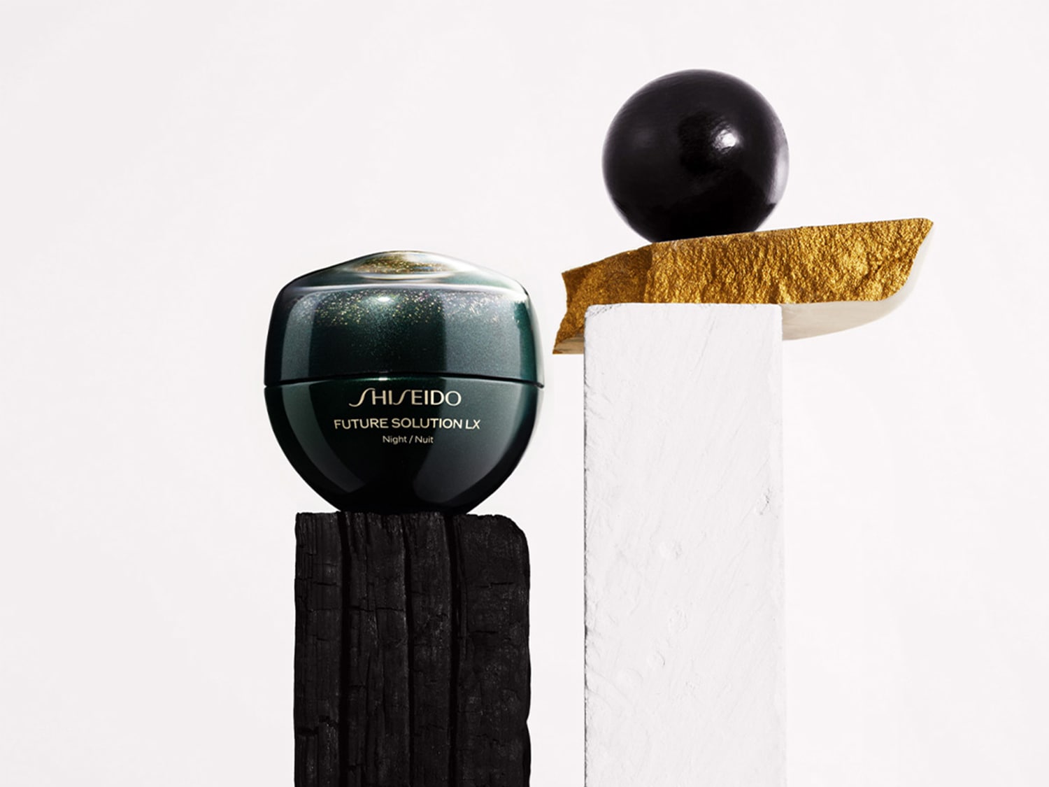 Ecco Shiseido Future Solution LX Night Cream, un lussuoso trattamento notturno in un elegante barattolo verde scuro, perfetto per nutrire e rivitalizzare la tua pelle mentre dormi.
