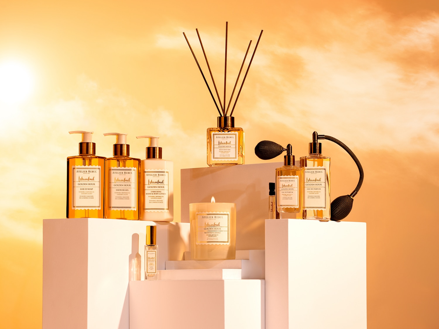De Atelier Rebul Istanbul Golden Hour collectie omvat een vloeibare zeep, douchegel en hand- en bodylotion in amberkleurige flessen met pompen, perfect voor een luxueuze verzorgingsroutine.